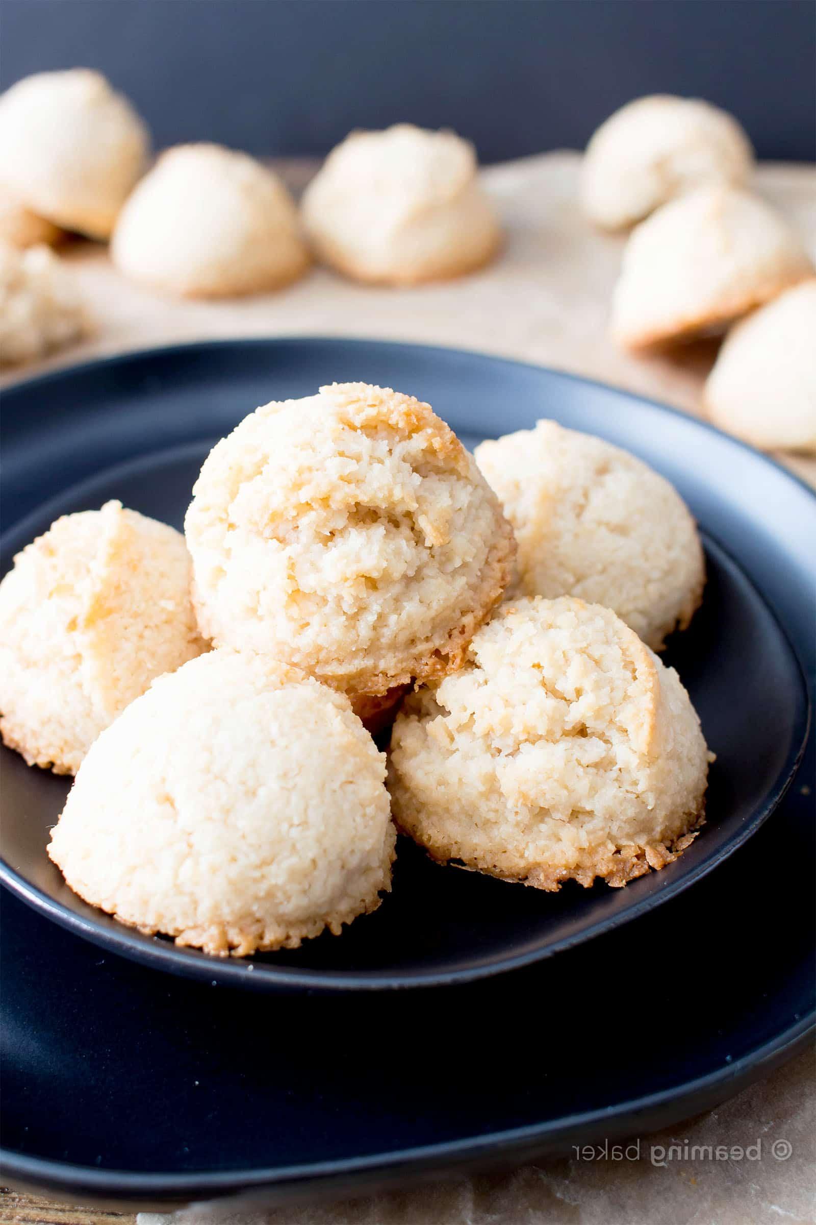 **Vegane Kokosmakronen mit 4 Zutaten (Paleo & Gesund)** 2 Vegane Kokosmakronen: Unwiderstehlich zähe vegane Kokosmakronen mit knusprigen Rändern und süßem Kokosgeschmack. Nur 4 Zutaten! Paleo, Gesund. #Vegan #Kokos #Makronen #Paleo #Gesund | Rezept auf BeamingBaker.com