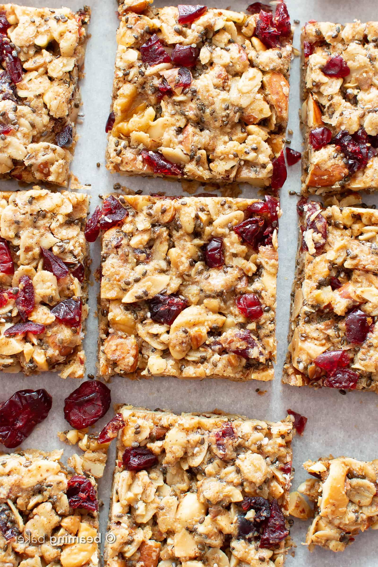**Glutenfreie Vegane Cranberry-Chia-Snackriegel (Gesund, Vegan, Glutenfrei, Milchfrei)** 2 Cranberry Chia Glutenfreie Vegane Snackriegel: Dieses gesunde vegane Snackriegelrezept ergibt zähe & sättigende Riegel! Das beste vegane Snackriegelrezept – vollgepackt mit Chia & Leinsamen, um dich satt zu halten! #Snacks #Riegel #Glutenfrei #Vegan #Chia | Rezept auf BeamingBaker.com