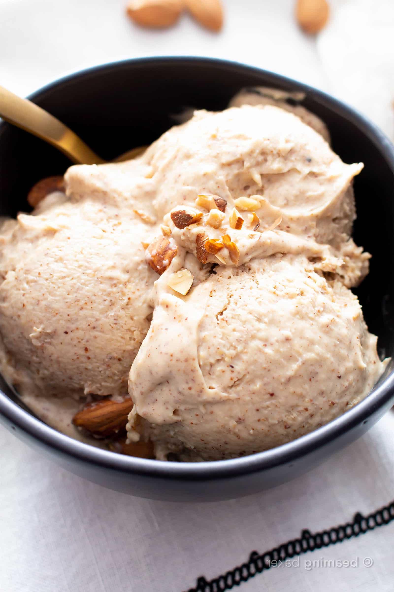 4-Zutaten-Mandelbutter-Paleo-Eis (Keto, Vegan) 2 Cremiges Paleo Mandelmus Eis aus nur 4 Zutaten: in nur 5 Minuten vorbereitet und ohne Eismaschine! Vegan, Keto, Milchfrei. Ideal für eine gesunde Ernährung. #Paleo #Mandelmus #Eis #NoChurn #Vegan #Keto