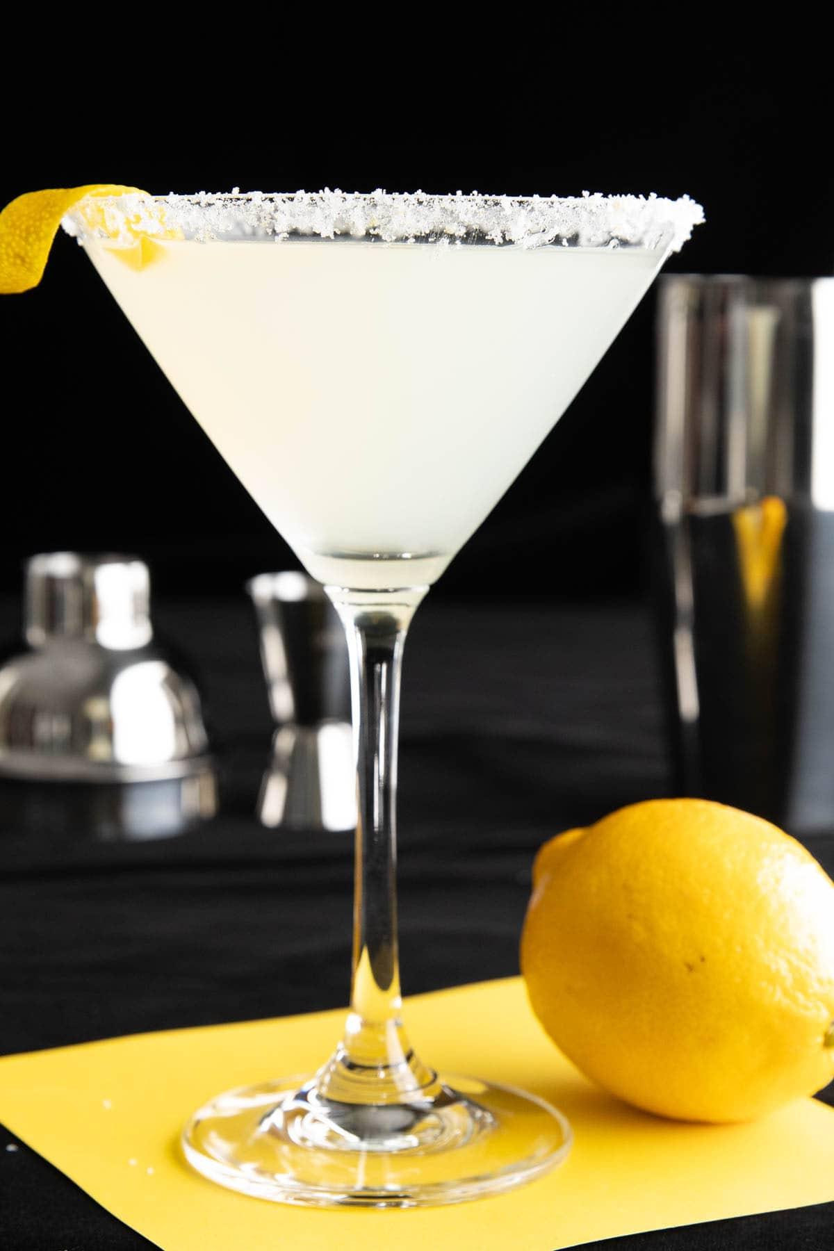 Das beste Lemon Drop Martini Rezept 2 Der beste Lemon Drop Martini, serviert in einem Martiniglas mit Zitronen-Zucker-Rand und einer Zitronenzeste.