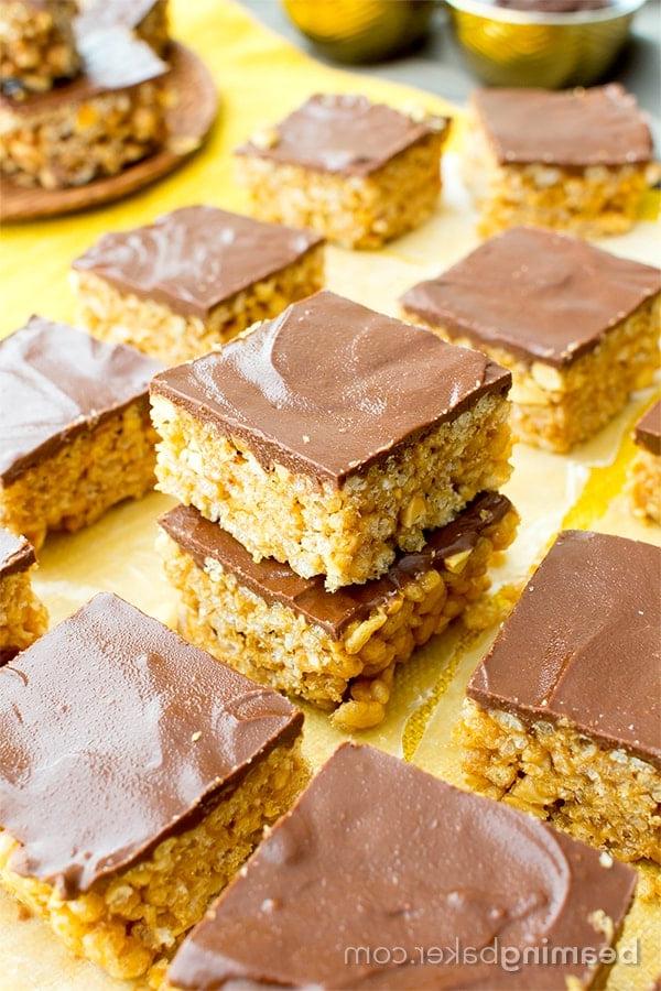 Vegane, glutenfreie und milchfreie Erdnussbutter-Schoko-Reis-Crispy-Quadrate: Ein einfaches 5-Zutaten-Rezept für mit Schokolade überzogene PB-Reis-Crispy-Quadrate, die wie Erdnussbutter-Cups schmecken. #Vegan #Glutenfrei #Milchfrei | BeamingBaker.com