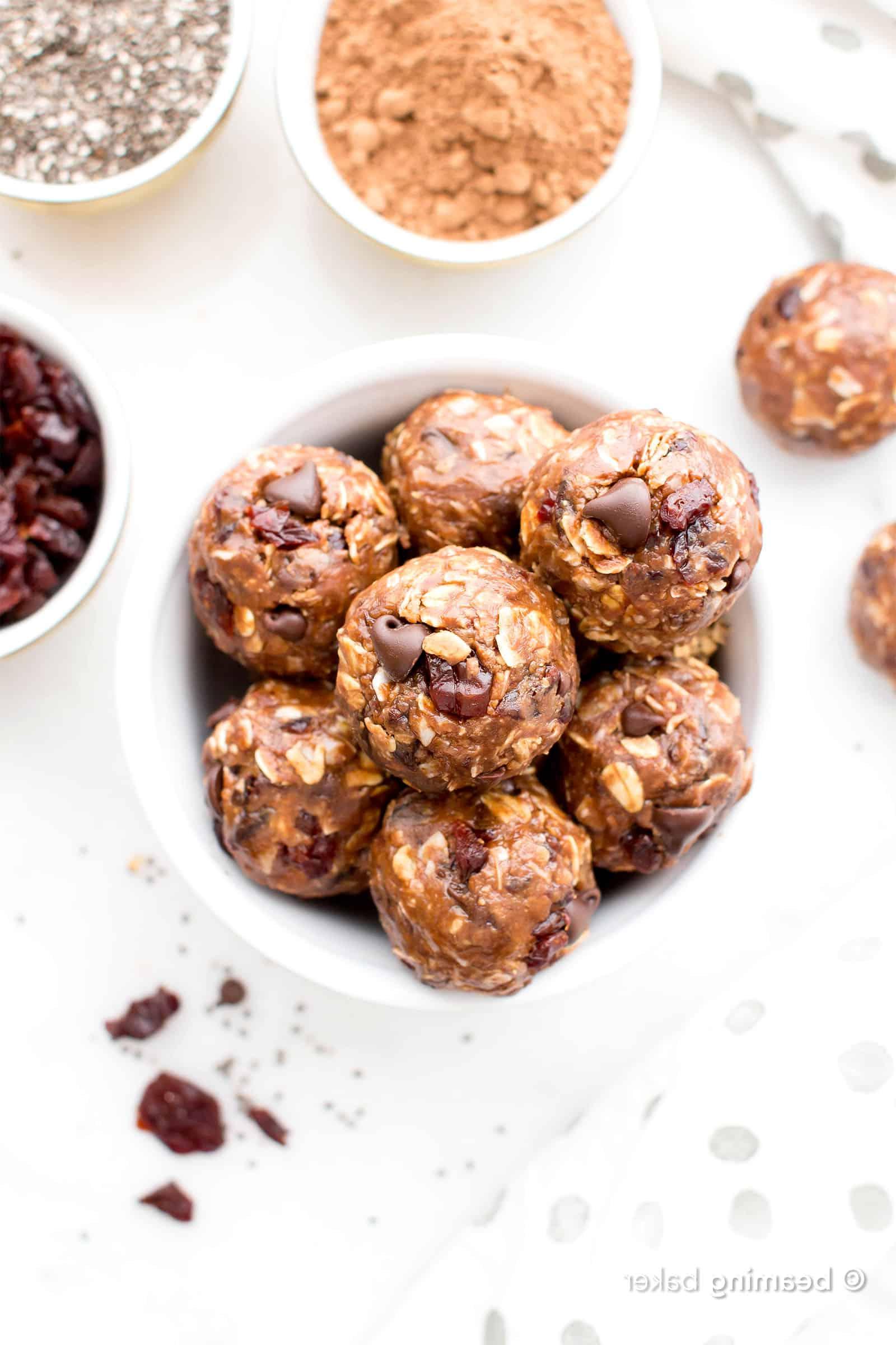 Ungebackene Schokoladen-Energiebällchen 2 No-Bake Schoko-Energiebällchen: Ein super einfaches Rezept für gesunde Energiebällchen ohne Backen, voller Schokoladengeschmack und vitalisierender Inhaltsstoffe. #NoBake #Energiebällchen #Gesund #SchokoSnack | Rezept auf BeamingBaker.com