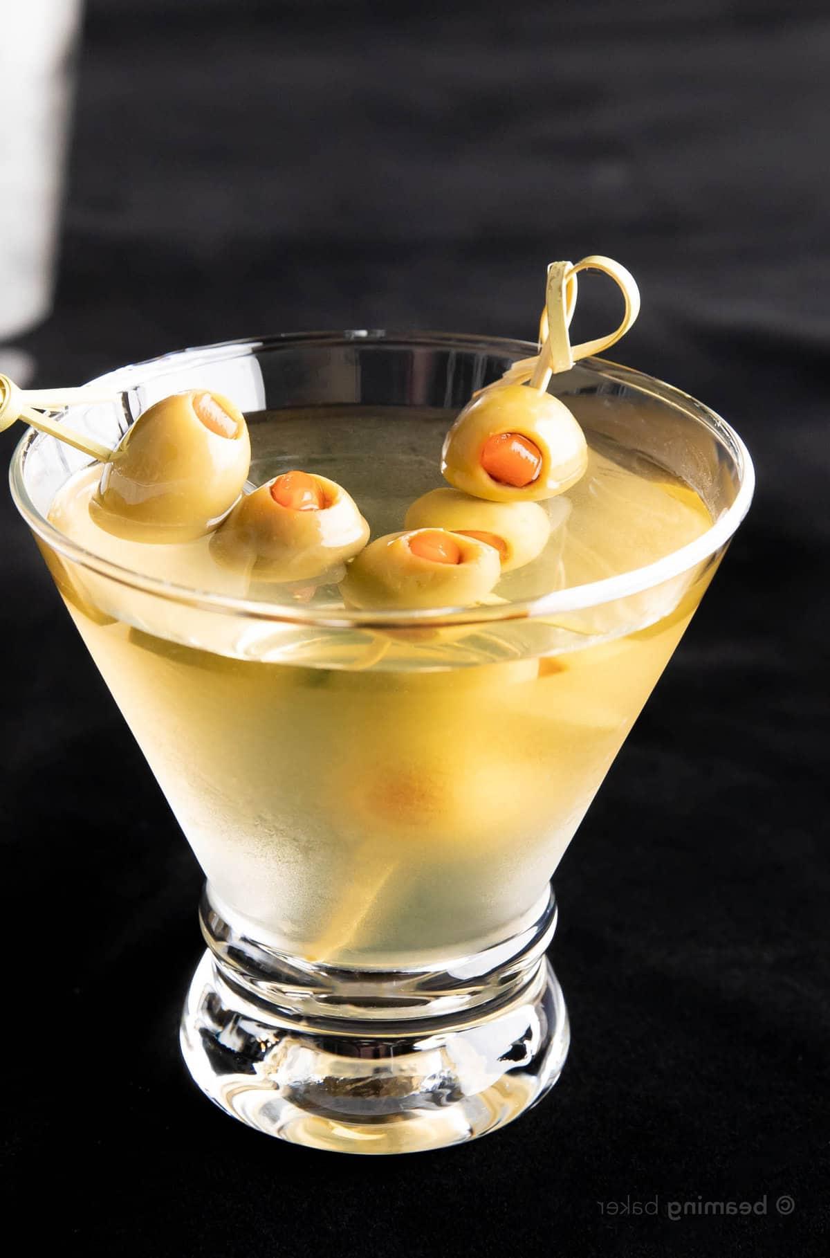 Extra Schmutziger Martini 2 Zwei Oliven-Spieße in einem Extra Dirty Martini