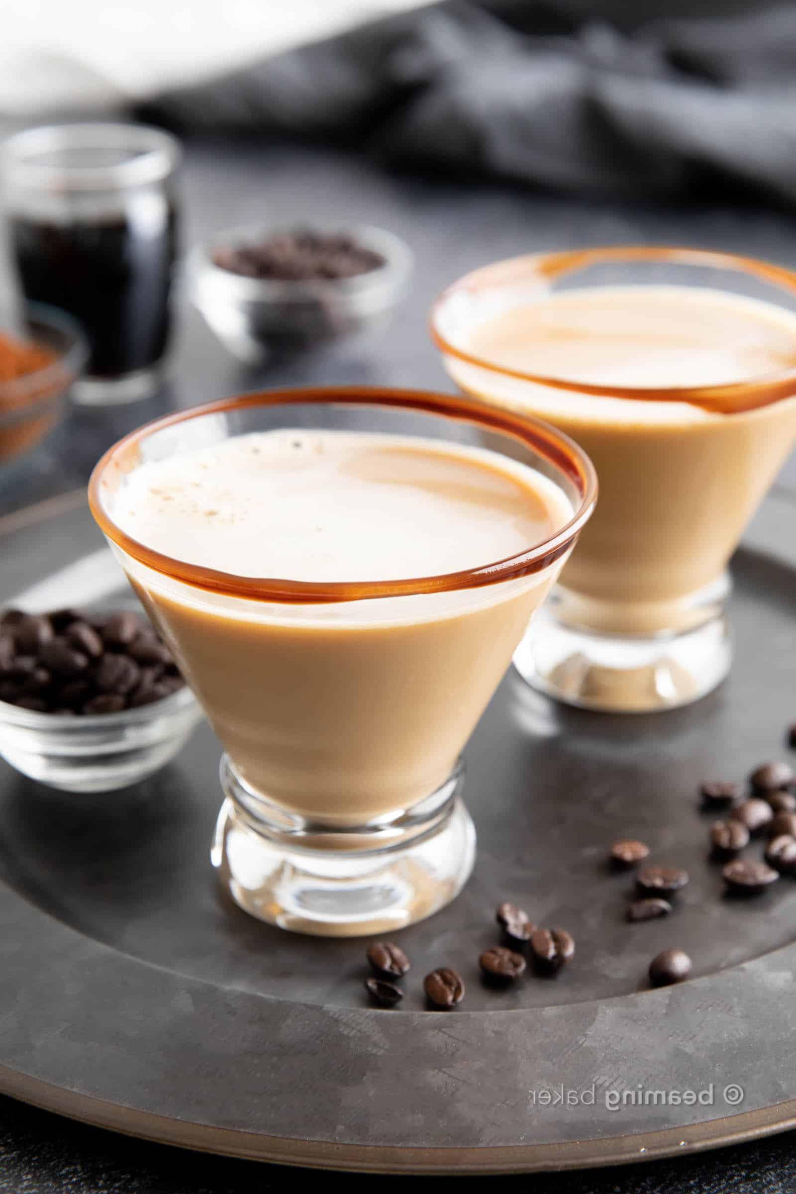 Schokoladen-Espresso-Martini-Rezept 2 Zwei Martinigläser gefüllt mit Schokoladen Espresso Martini