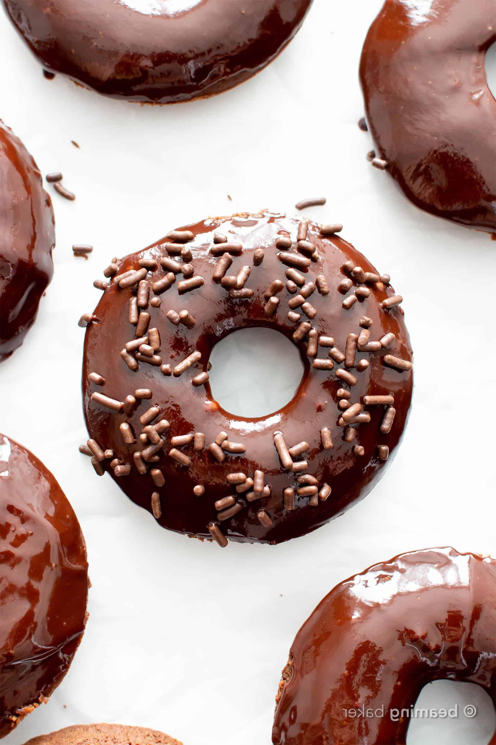 Weich gebackene vegane Schokoladen-Donuts (glutenfrei) – mit veganer Schokoladen-Ganache-Glasur! 2 Vegane Glutenfreie Donuts: Weiche und flauschige vegane glutenfreie Schoko-Donuts mit luxuriöser veganer Schokoladenglasur. Das beste glutenfreie vegane Donut-Rezept! #GlutenfreiVegan #VeganGlutenfrei #VeganDonuts #Doughnuts #Vegan | Rezept auf BeamingBaker.com