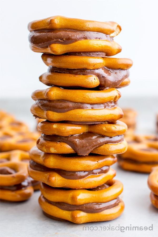 Vegan und glutenfrei: Köstliche Schoko-Mandelbutter-Brezel-Häppchen als einfacher 3-Zutaten-Snack mit viel Protein und Schokoladengeschmack.