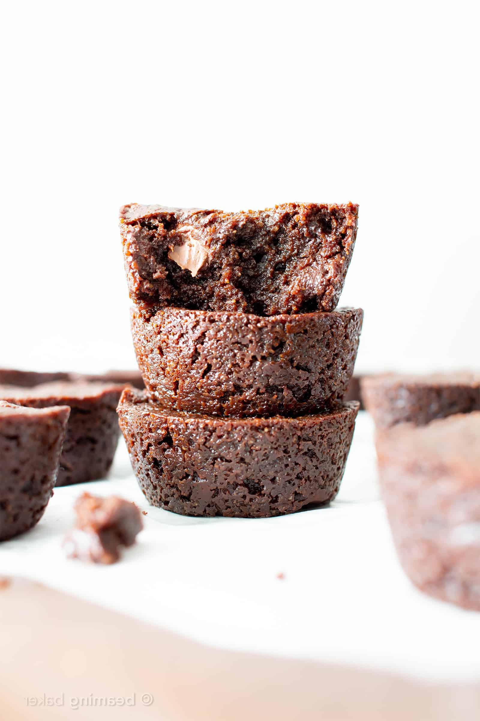 Mini Vegane Brownie Bites Rezept (Vegan, Glutenfrei): Ein einfaches Rezept für weiche, saftige und kernig-schokoladige Mini-Brownies, die vor intensivem Schokoladengeschmack nur so strotzen. Hergestellt aus gesunden Vollwertzutaten. #Vegan #Glutenfrei #Milchfrei #Brownies #VeganBacken #Schokolade | Rezept auf BeamingBaker.com