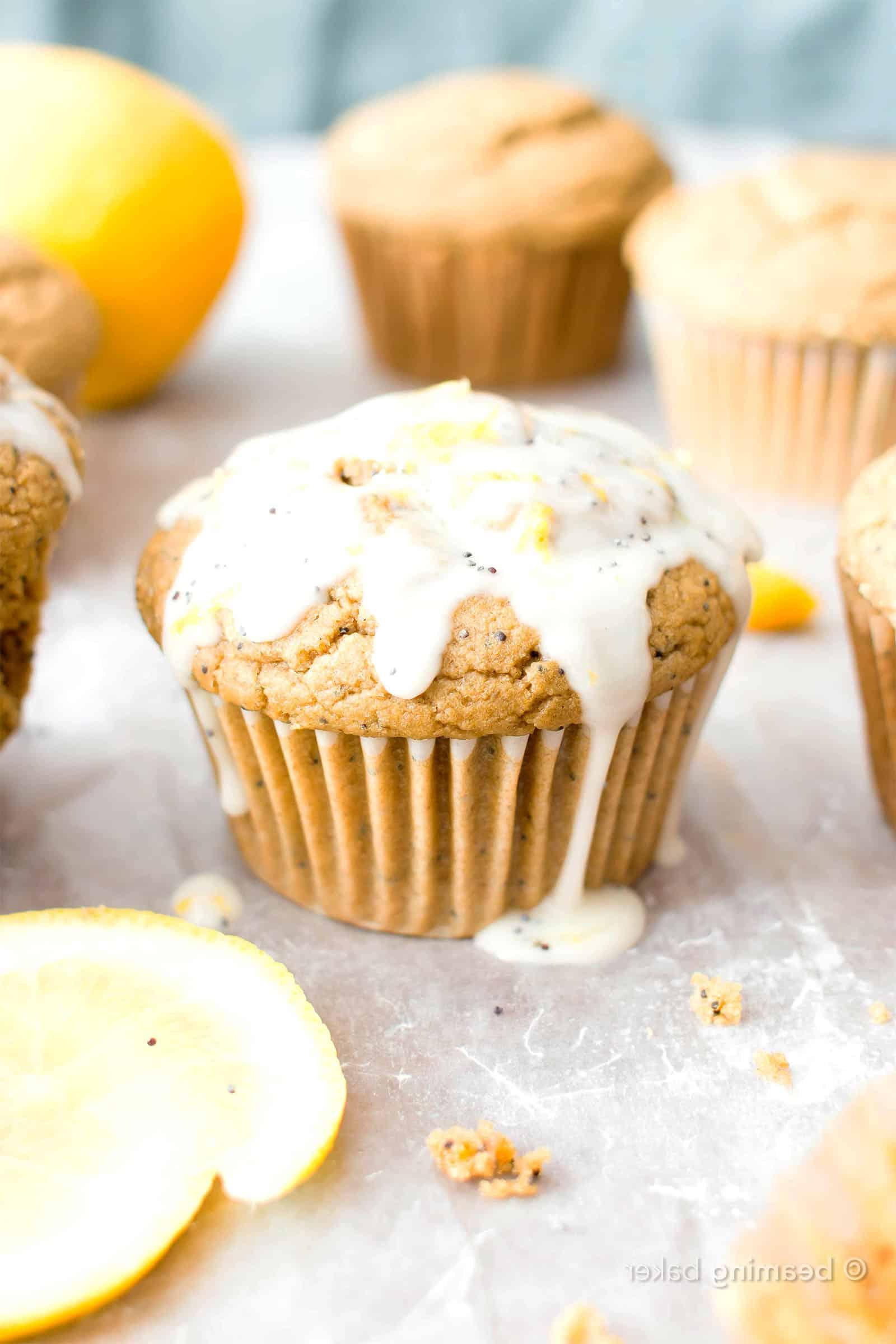Vegane Zitronen-Mohn-Muffins (Glutenfrei): ein einfaches Rezept für saftige & fluffige vegane Zitronen-Mohn-Muffins – perfekt süß & säuerlich! Glutenfrei. #Vegan #Zitrone #Mohn #Glutenfrei #Muffins | Rezept auf BeamingBaker.com