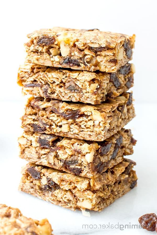 Haferflocken-Rosinen-Schnitten 2 Vegane und glutenfreie Haferflocken-Rosinen-Cookie-Riegel: ein einfaches Rezept für weiche, zähe Cookie-Riegel aus einfachen Zutaten, vollgepackt mit saftigen Rosinen und Walnüssen. #Vegan #Glutenfrei | BeamingBaker.com