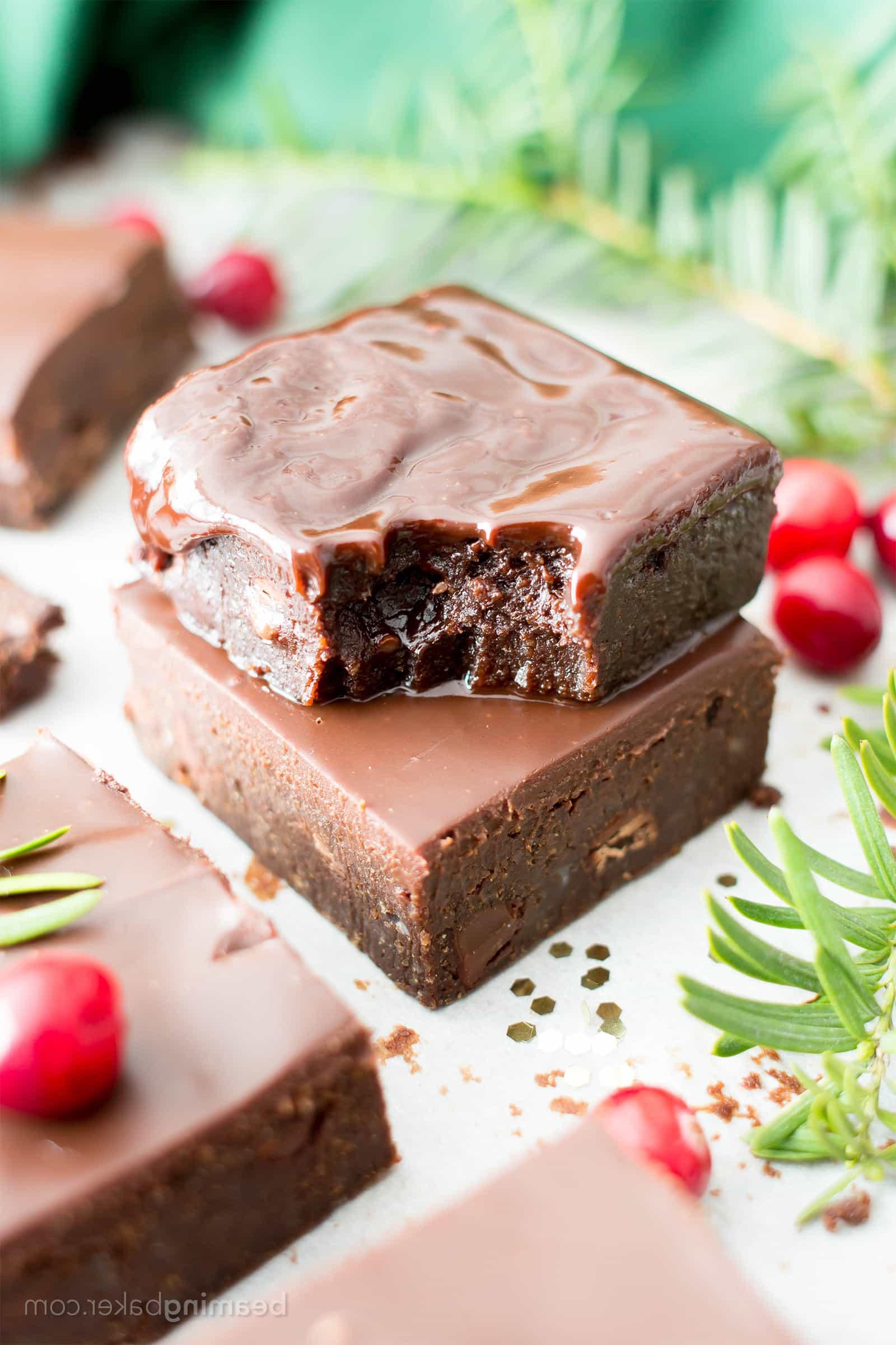 Saftige & Fudgy Ganache Pfefferminz-Brownies Rezept (V, GF): Ein einfaches Rezept für unwiderstehlich schokoladige, kühle Minz-Brownies, gekrönt mit einer seidig-glatten Schokoladen-Ganache, zubereitet mit gesunden Zutaten. Diese #Veganen #Glutenfreien #Milchfreien #GesundenFeiertagsdesserts sind ein wahrer Traum für die ganze Familie. | Rezept auf BeamingBaker.com
