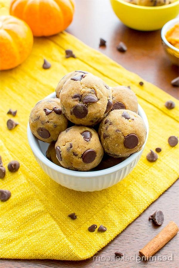 **Ungebackene Kürbis-Schokostückchen-Keksteig-Kugeln (Paleo, Vegan, Glutenfrei, Milchfrei)** 2 Köstliche Kürbis-Schoko-Keksteig-Häppchen ohne Backen. Paleo, Vegan, Glutenfrei und Milchfrei – perfekt als gesunder Snack für den Herbst.