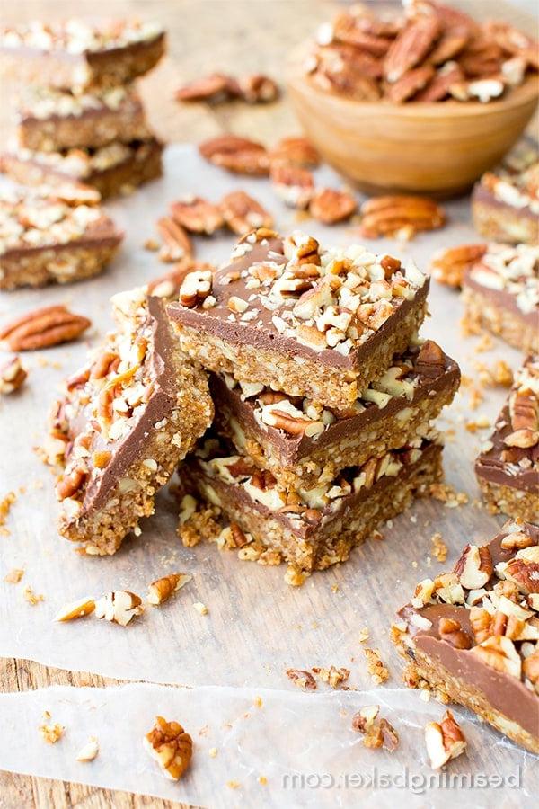 Ohne Backen Paleo Schoko-Pekannuss-Riegel (Vegan, Paleo, Glutenfrei, Milchfrei) 2 Paleo-Schoko-Pekan-Riegel ohne Backen (V, GF, Paleo): Ein 5-Zutaten-Rezept für köstliche Pekanriegel, bedeckt mit einer dicken Schicht Schokolade und Nüssen. #Paleo #Vegan #GlutenFrei #MilchFrei | BeamingBaker.com