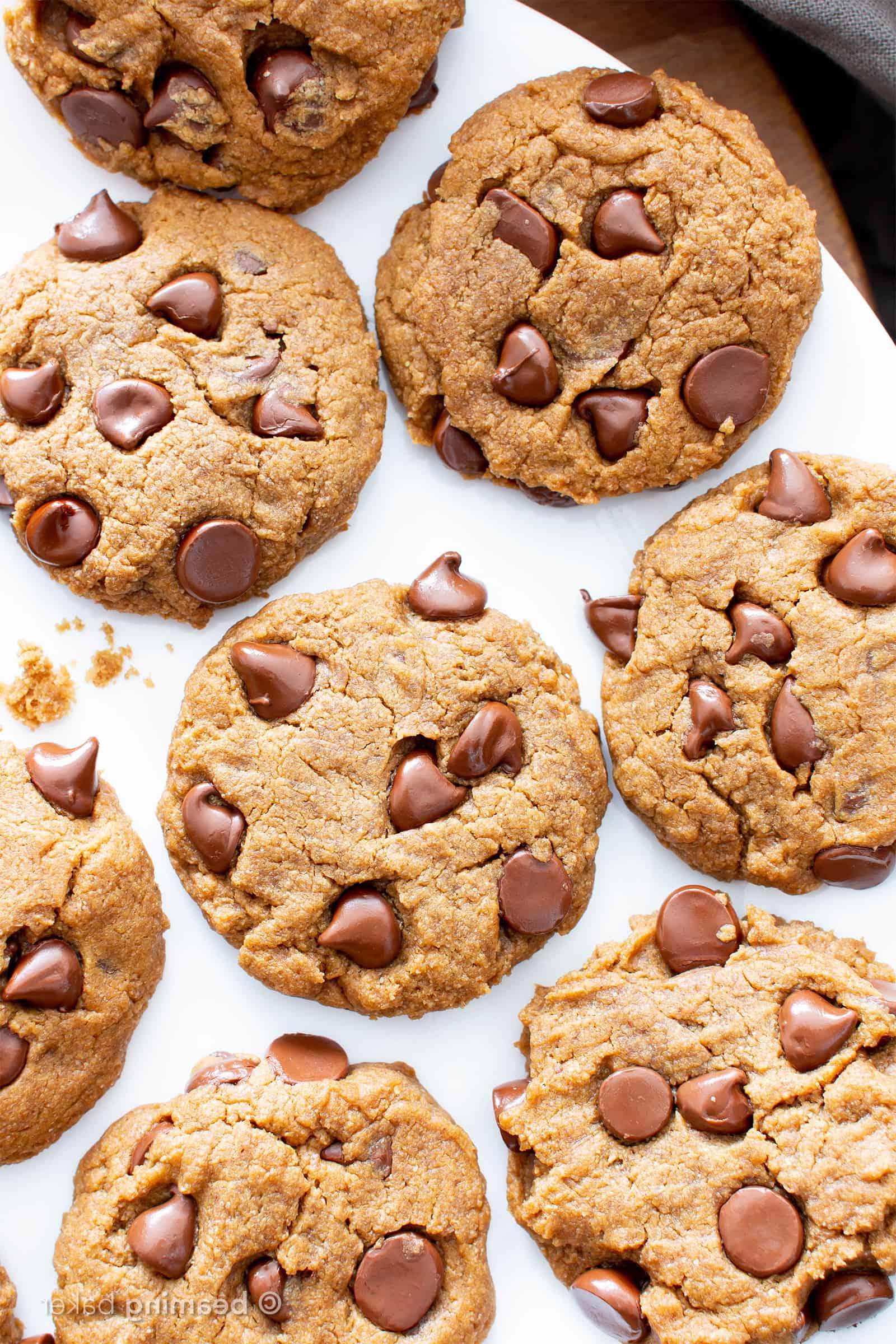 Glutenfreie, Vegane Erdnussbutter-Schoko-Kekse: Ein einfaches Rezept für perfekt weiche und zähe Schoko-Kekse, die vor cremigem Erdnussbuttergeschmack nur so strotzen! #Vegan #Glutenfrei #Milchfrei #Erdnussbutter #Kekse #Dessert #SchokoChips | Rezept auf BeamingBaker.com