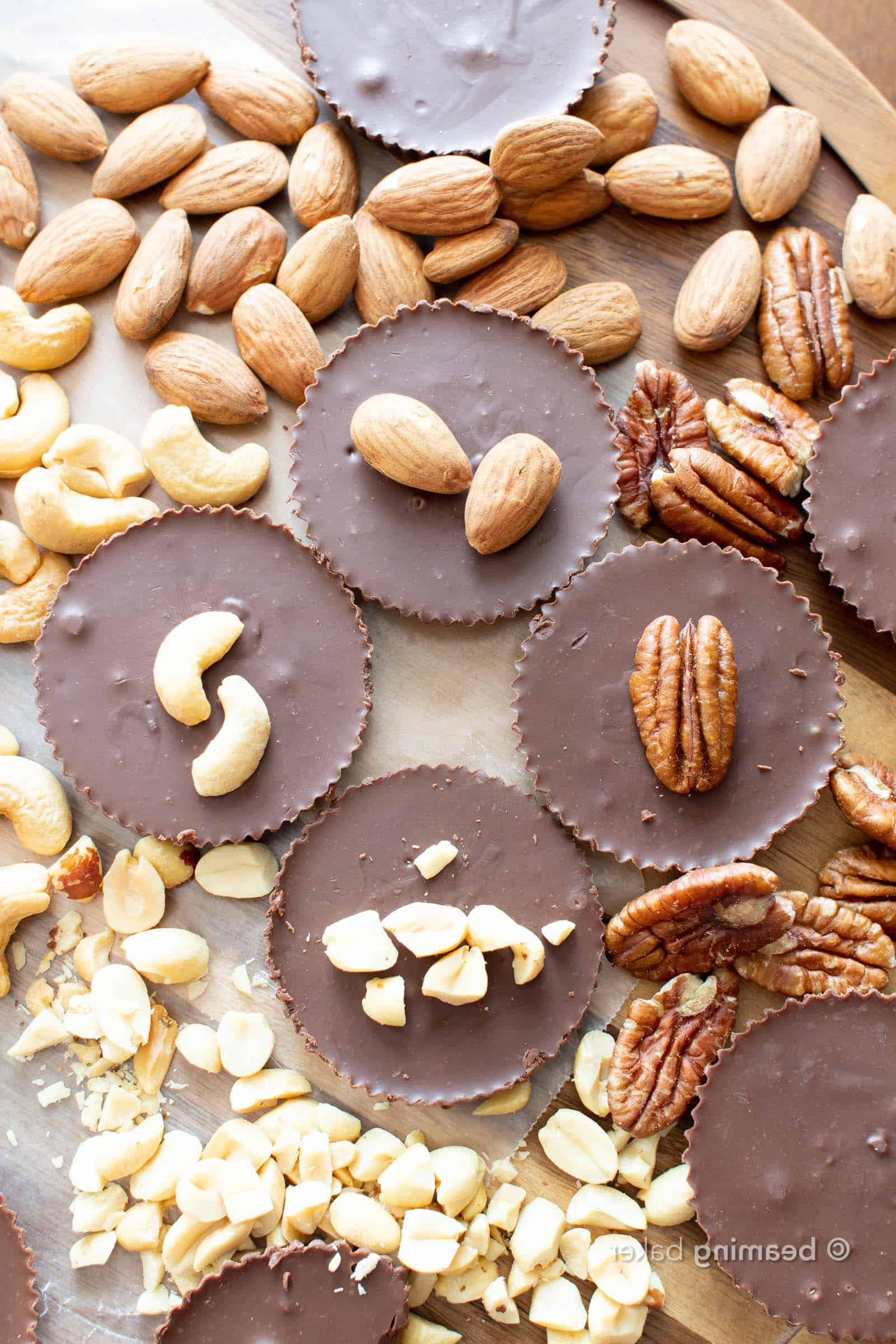 4 Variationen – Keto Fudge Cups: 4 köstliche Arten, Keto Fudge zu genießen. Low Carb & super einfach zuzubereiten! 2 Zutaten. #Keto #LowCarb #KetoFudge #Fudge | Rezept BeamingBaker.com