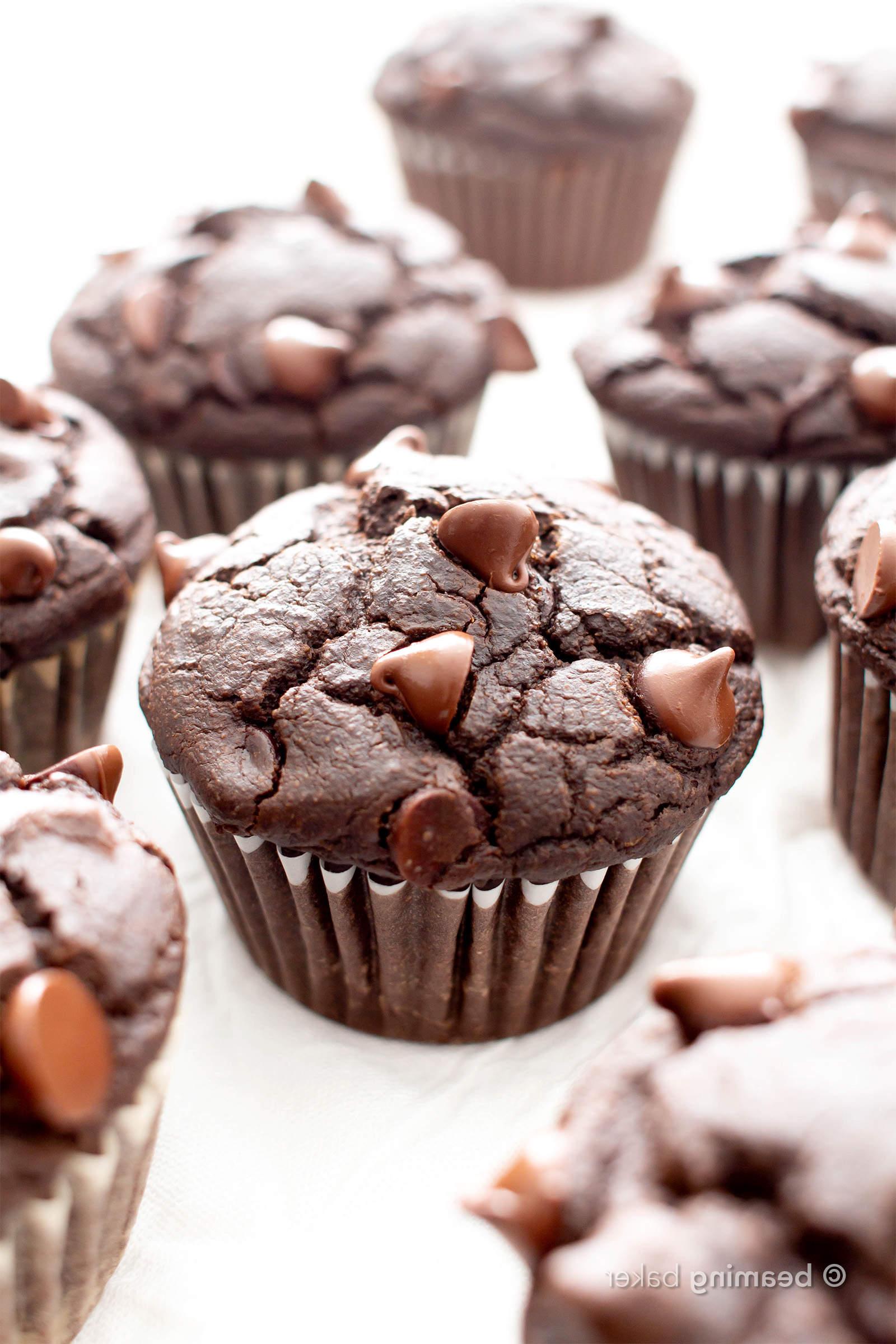 Das Beste Vegane Glutenfreie Saftige Schokoladenmuffins Rezept: Dieses einfache glutenfreie Doppel-Schokoladenmuffins-Rezept ist unglaublich! Es ist das beste vegane Schokoladenmuffins-Rezept – ohne Ei, gesunde Zutaten! #Schokolade #Vegan #GlutenFrei #Muffins #Gesund | Rezept auf BeamingBaker.com