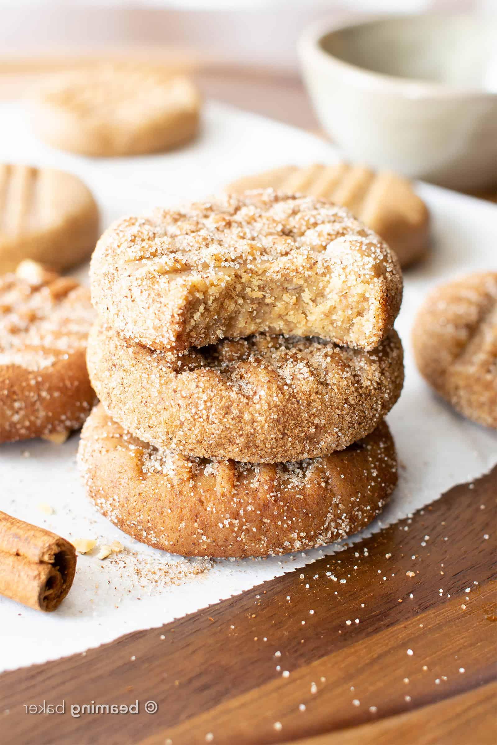 Vegane und Glutenfreie No-Bake Snickerdoodle-Cookies: Nur 5 Zutaten für einfache vegane + glutenfreie Snickerdoodle-Cookies! Diese zähen, zimtigen Kekse sind süß, getreidefrei, ohne raffinierten Zucker, milchfrei, ohne Backen. #NoBake #Cookies #Vegan #GlutenFree | Rezept auf BeamingBaker.com