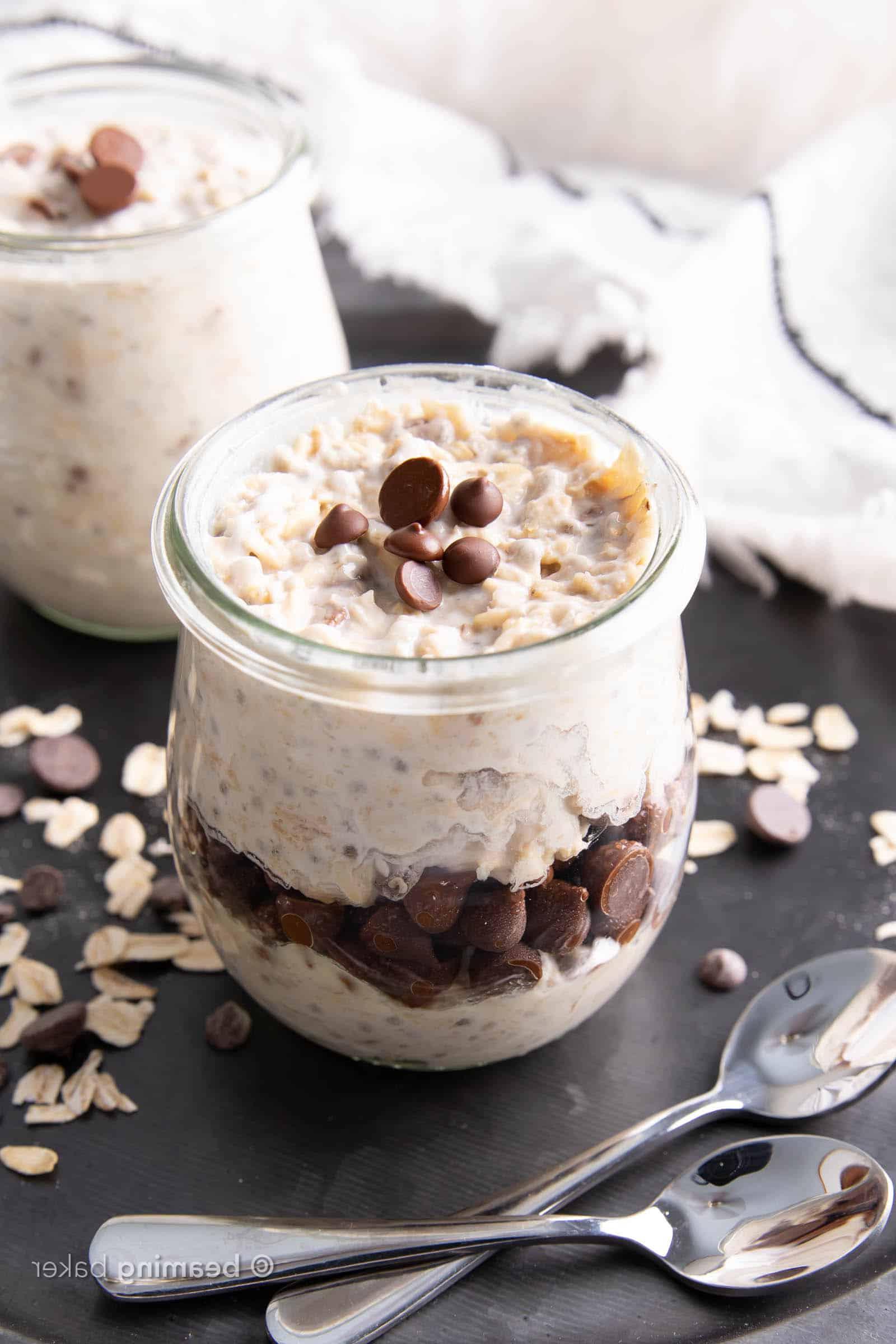 Übernacht-Haferflocken mit Schokostückchen 2 Cremige Schoko-Overnight-Oats: Ein einfaches veganes Rezept für Haferflocken über Nacht, die reichhaltig, cremig und voller veganer Schoko-Chips sind! Ein schnelles Frühstück, das am Vorabend zubereitet wird. #Vegan #OvernightOats #HaferflockenUeberNacht #SchokoChips | Rezept auf BeamingBaker.com