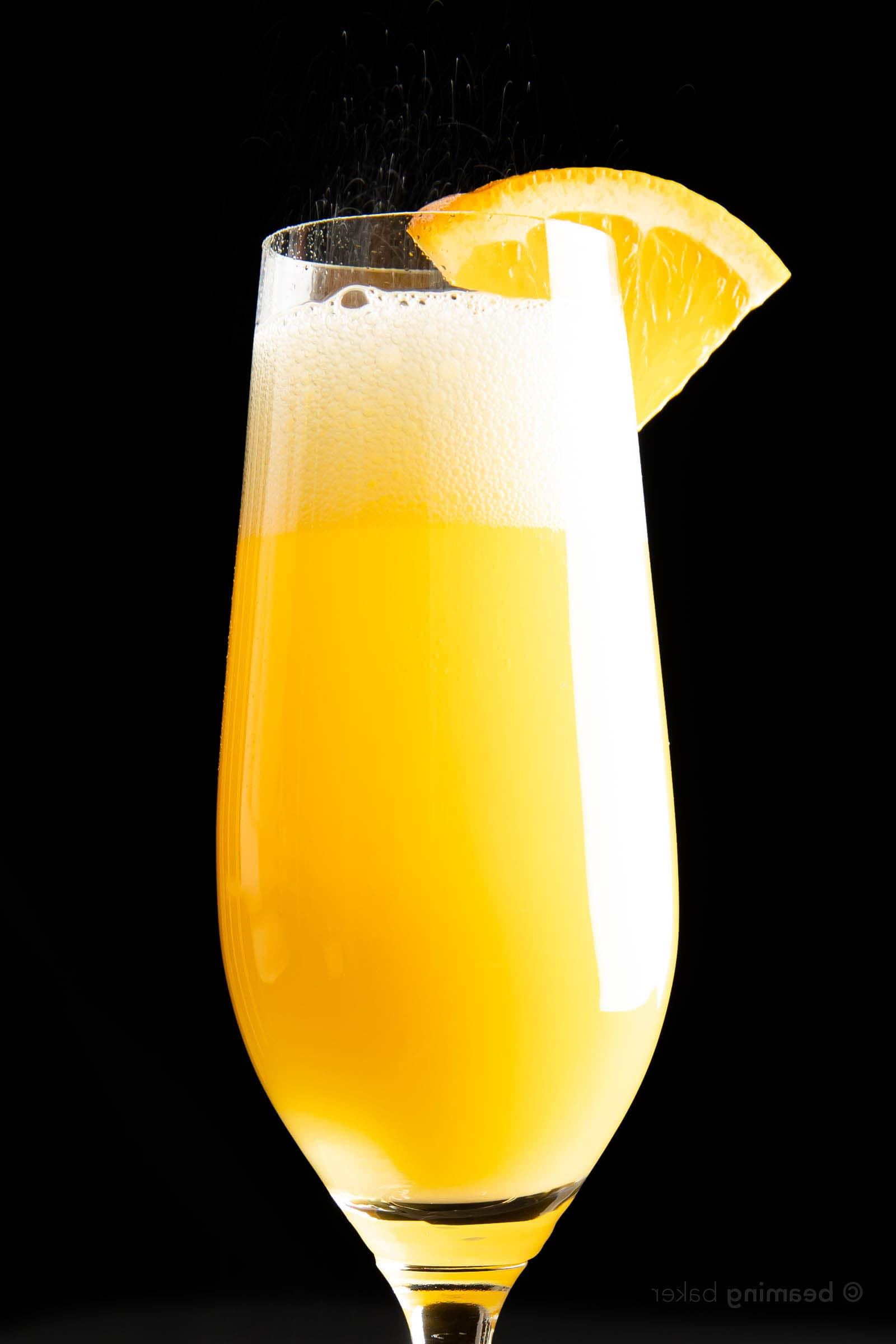 Nahaufnahme eines Mimosa mit prickelndem Prosecco in einem Sektglas