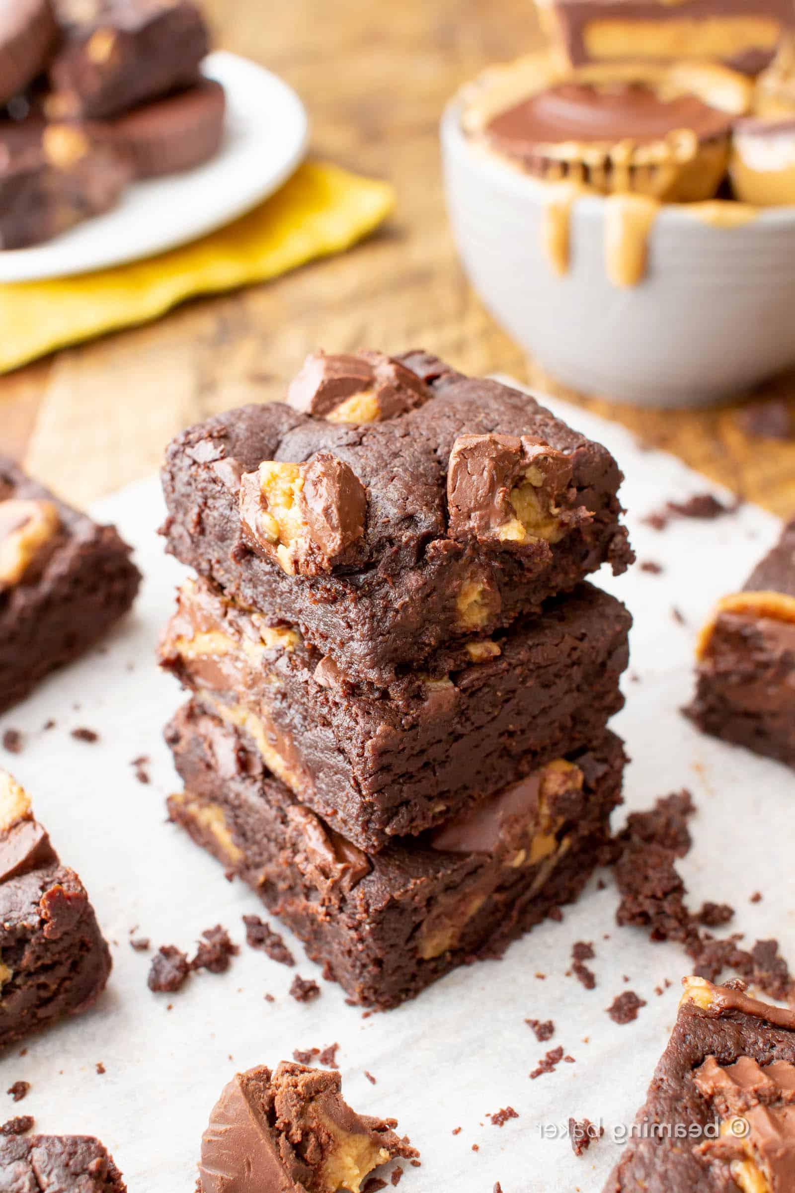 Vegane Erdnussbutter-Cup-Brownies 2 Saftige vegane Erdnussbutter-Brownies mit Schoko-Erdnuss-Bechern, reich an Schokolade und Erdnussbutter. Ideal für vegane Desserts.