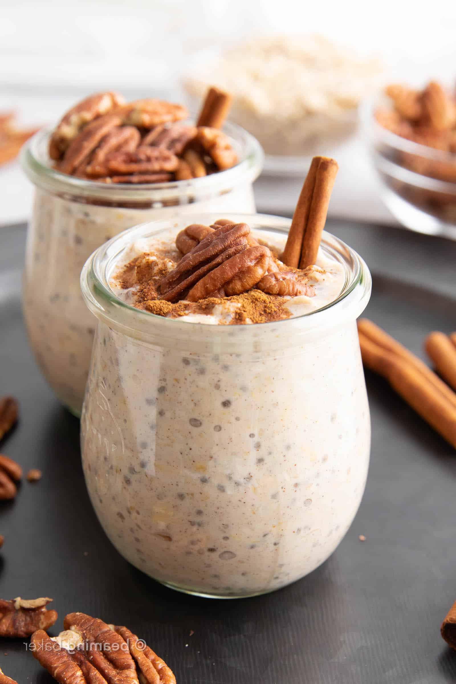 Ahorn-Pekannuss-Overnight-Oats 2 Nahaufnahme von zwei Gläsern Ahorn-Pekannuss Overnight Oats
