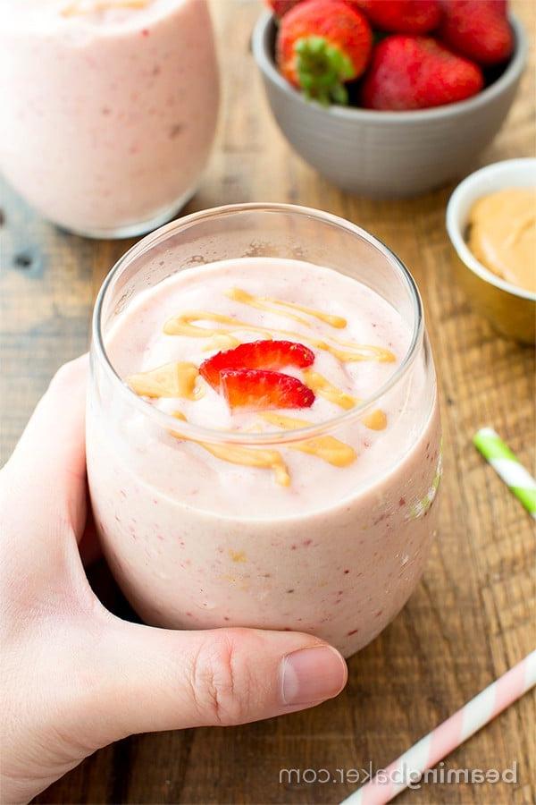 Veganer Erdbeer-Erdnussbutter-Smoothie (Glutenfrei, Milchfrei) 2 Veganer Erdbeer-Erdnussbutter-Smoothie (V+GF): Ein einfaches 4-Zutaten-Rezept für proteinreiche, cremige Smoothies, die vor Erdbeer- und Erdnussbuttergeschmack nur so strotzen. #Vegan #Glutenfrei #Laktosefrei | BeamingBaker.com