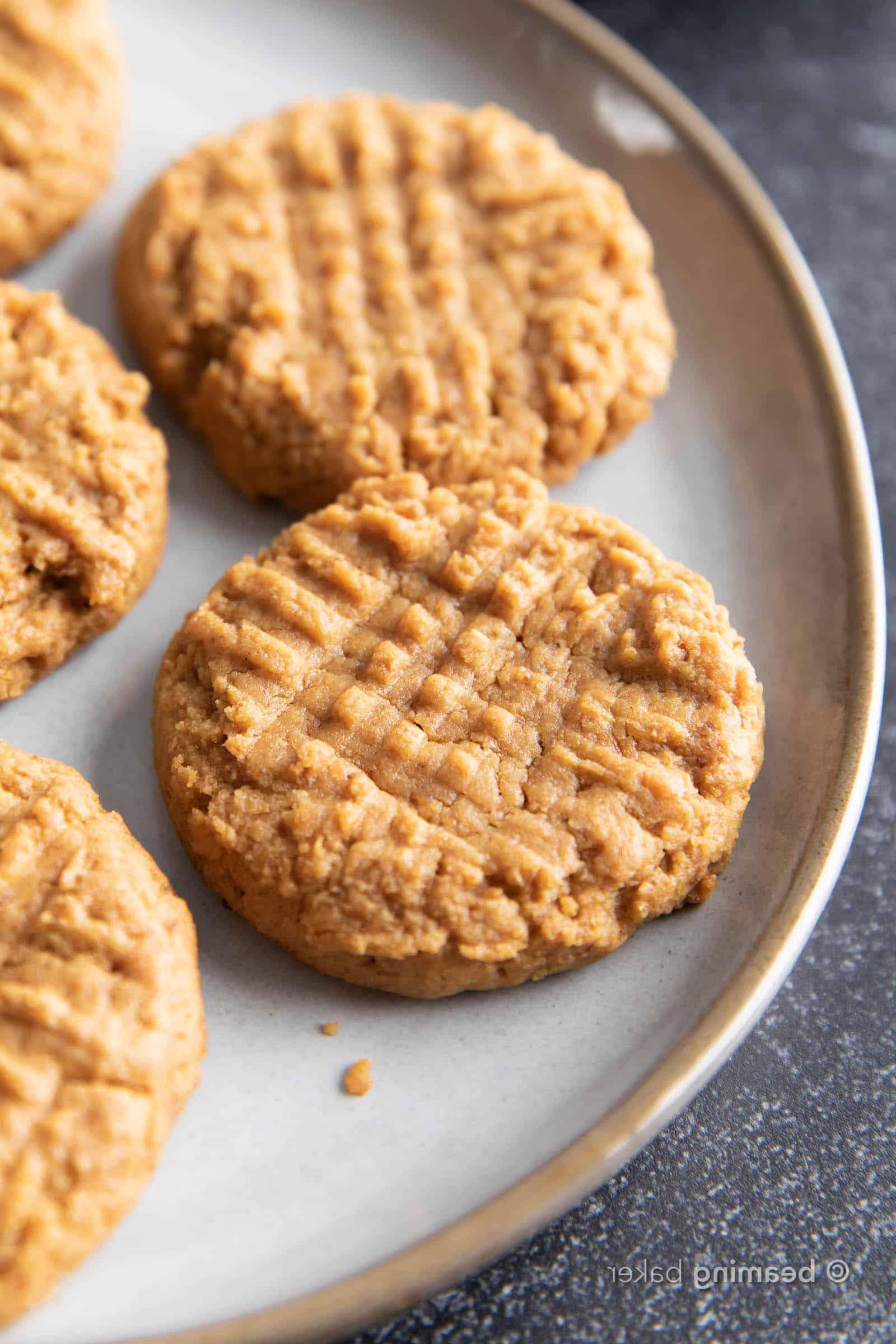 Gesunde Erdnussbutterkekse mit nur 4 Zutaten 2 Teller mit Erdnussbutter-Keksen.