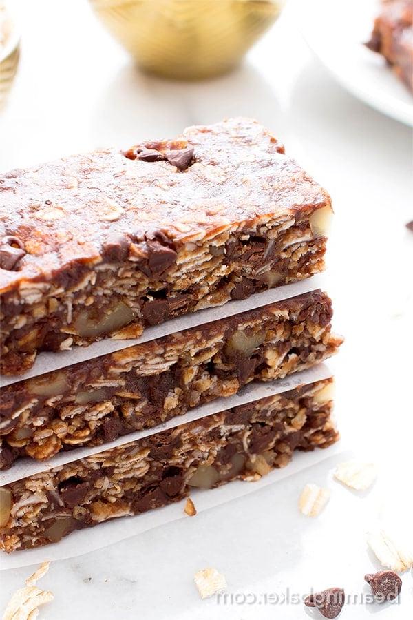 Vegane und glutenfreie Doppelschokoladen-Granola-Riegel ohne Backen: Ein einfaches Rezept für leckere, zähe Schokoladen-Riegel mit einfachen Zutaten. #Vegan #Glutenfrei #Milchfrei | BeamingBaker.com