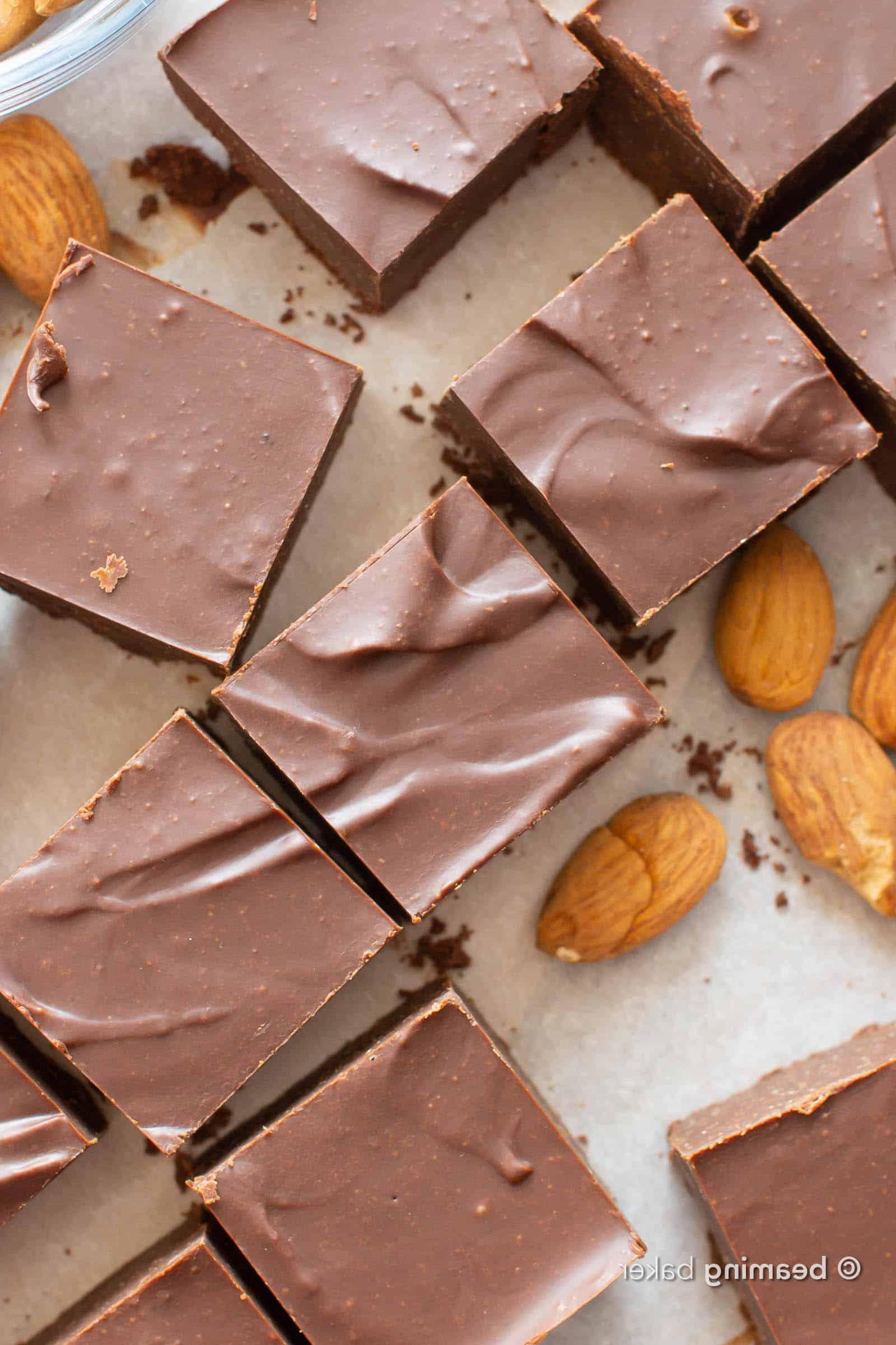 Keto Fudge: Dieses einfache Keto Fudge Rezept benötigt nur 2 Zutaten und 5 Minuten Zubereitungszeit. Cremiges, schokoladiges Fudge, das kohlenhydratarm ist! #Keto #Fudge #LowCarb #Ketogenic | Rezept auf BeamingBaker.com