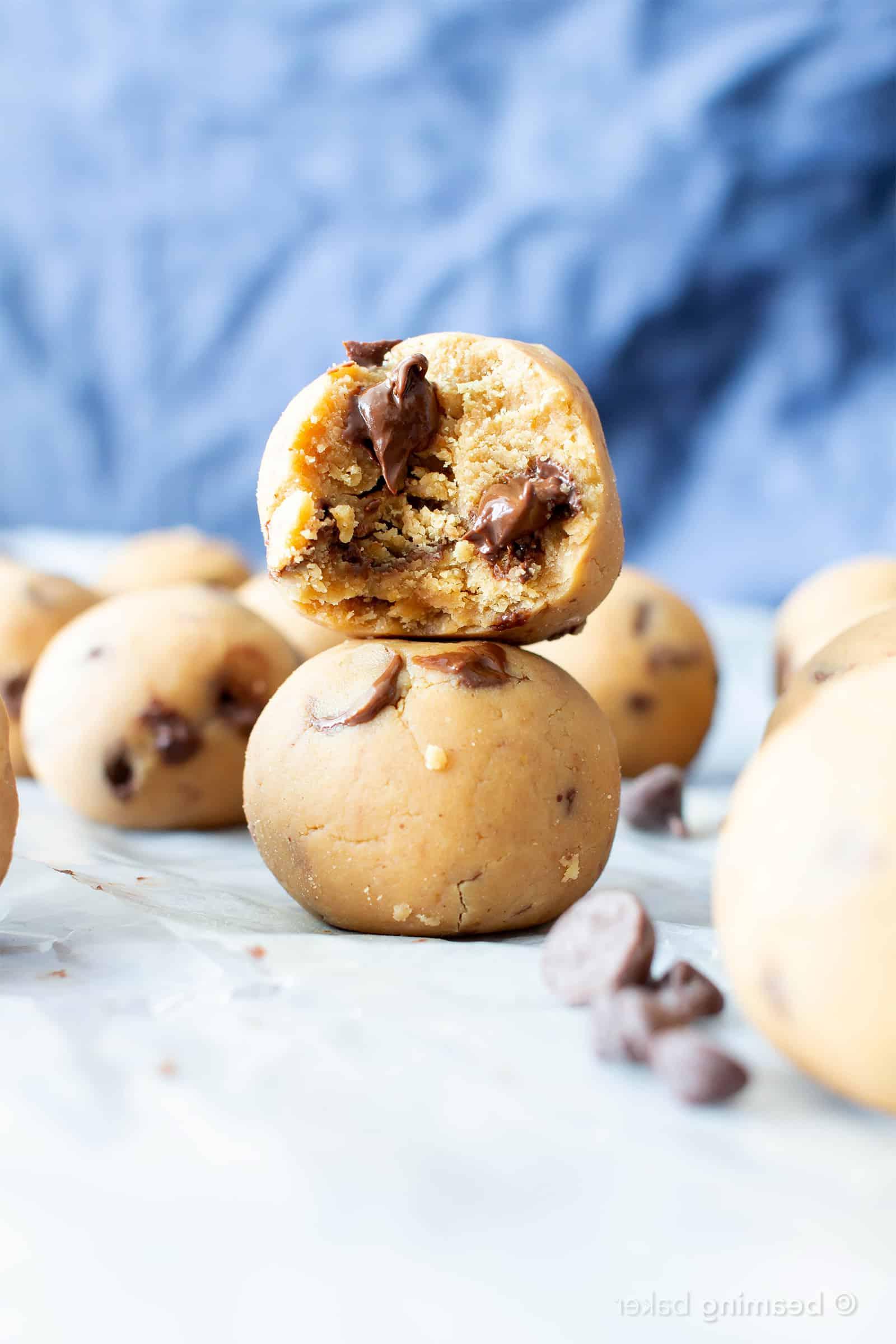 4-Zutaten Erdnussbutter-Schoko-Energy Bites: Ein einfaches Rezept für glutenfreie Energy Bites ohne Backen, die wie ein Dessert schmecken, aber ein gesunder Snack sind! Vegan, Glutenfrei, Milchfrei.