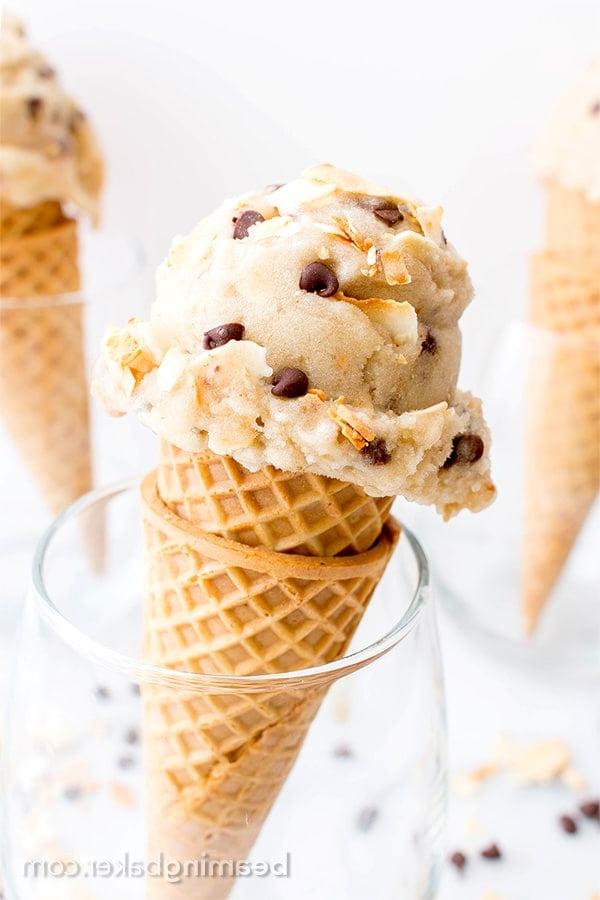 Getoastete Kokos-Schoko-Nice Cream (Vegan & Glutenfrei): Ein 5-Zutaten-Rezept für köstliches cremiges veganes Eis, voller Kokosnuss und Schokostückchen. #Vegan #Milchfrei #Glutenfrei | BeamingBaker.com