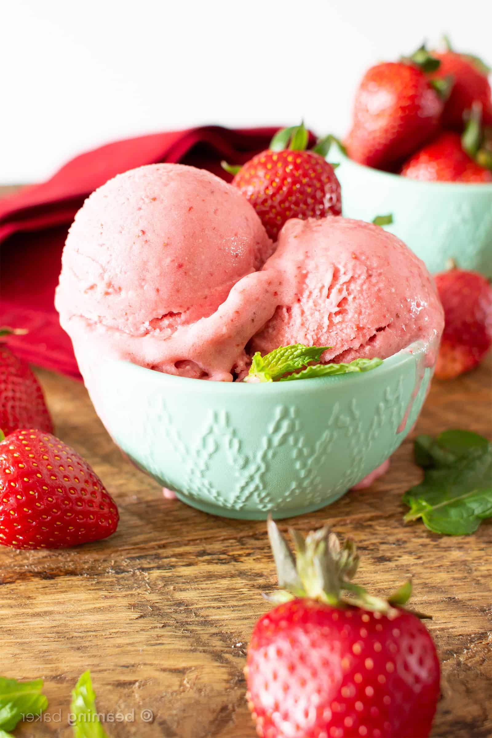 3-Zutaten-Erdbeer-Kokos-Sorbet: Ein erfrischendes veganes, glutenfreies und Paleo-Sorbet-Rezept, schnell zubereitet und ohne Eismaschine. Perfekt für den Sommer.