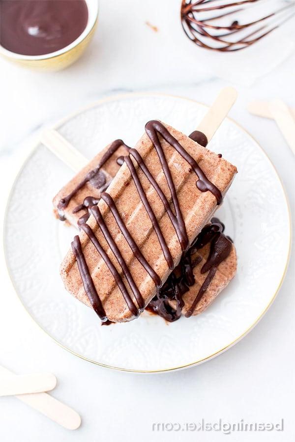 Cremige Doppel-Schoko-Erdnussbutter-Bananen-Popsicles (Vegan & Glutenfrei): Ein pflanzliches Rezept mit nur 6 Zutaten für reichhaltige, cremige, schokoliert-erdnussbutter-bananen-popsicles. #Vegan #Glutenfrei #Milchfrei | BeamingBaker.com