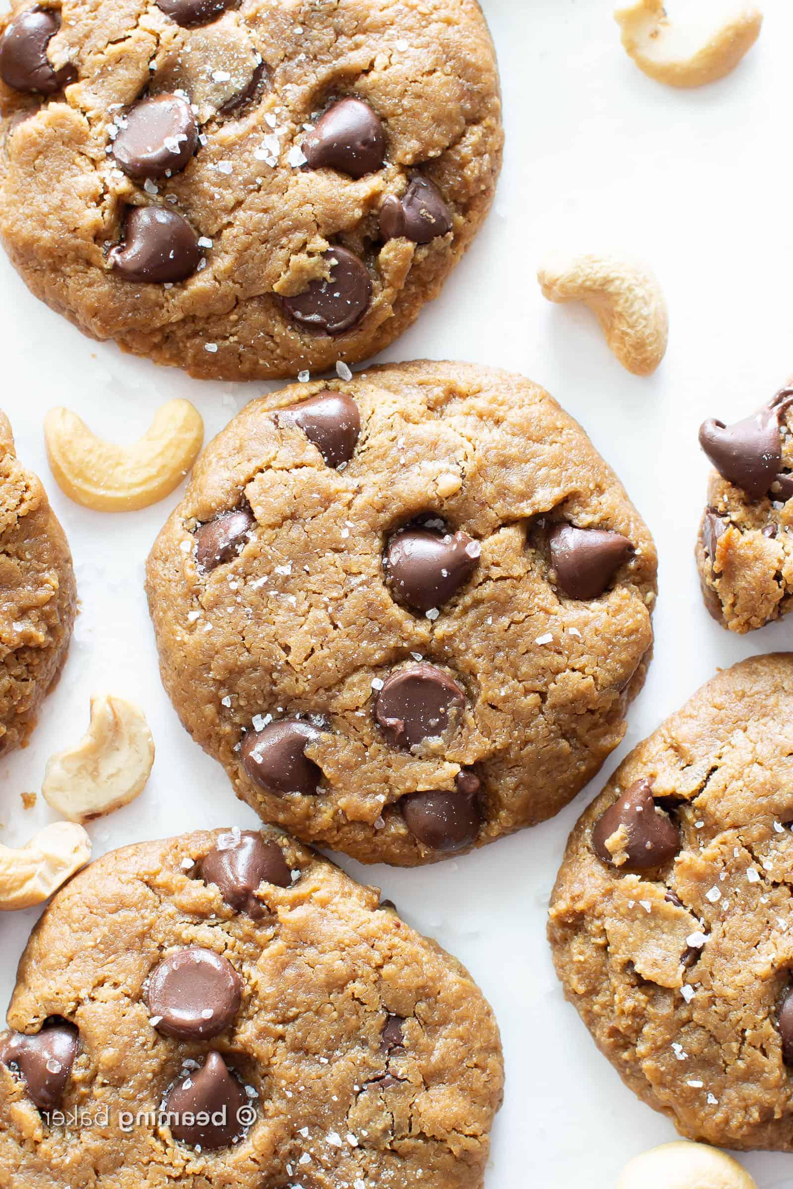 Mehlfreie Cashewbutter-Kekse mit Meersalz und Schokoladenstückchen 2 Gesalzene mehlfreie Cashewbutter-Kekse (Vegan, Glutenfrei): Dieses vegane Cashewbutter-Keksrezept kreiert weiche, dekadente mehlfreie Cashewbutter-Kekse voller Schokolade und Meersalz! #Mehlfrei #Cashewbutter #Kekse #Vegan | Rezept auf BeamingBaker.com
