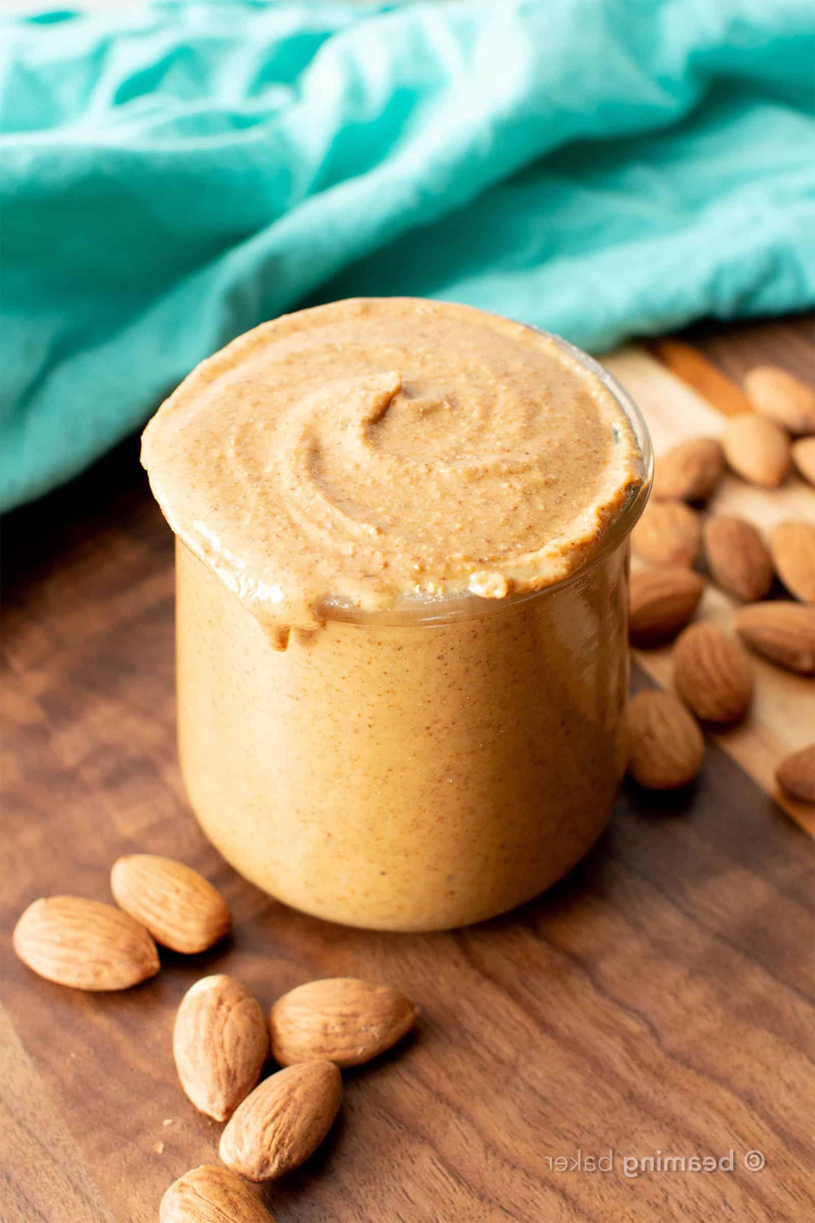 **Wie man Mandelbutter herstellt** 2 Hausgemachtes Mandelmus Rezept: Lernen Sie, wie Sie Mandelmus mit nur einer Zutat und in wenigen Minuten selbst herstellen können! Das beste hausgemachte Mandelmus – cremig, einfach und köstlich. #Mandelmus #Hausgemacht #Rezept #Gesund