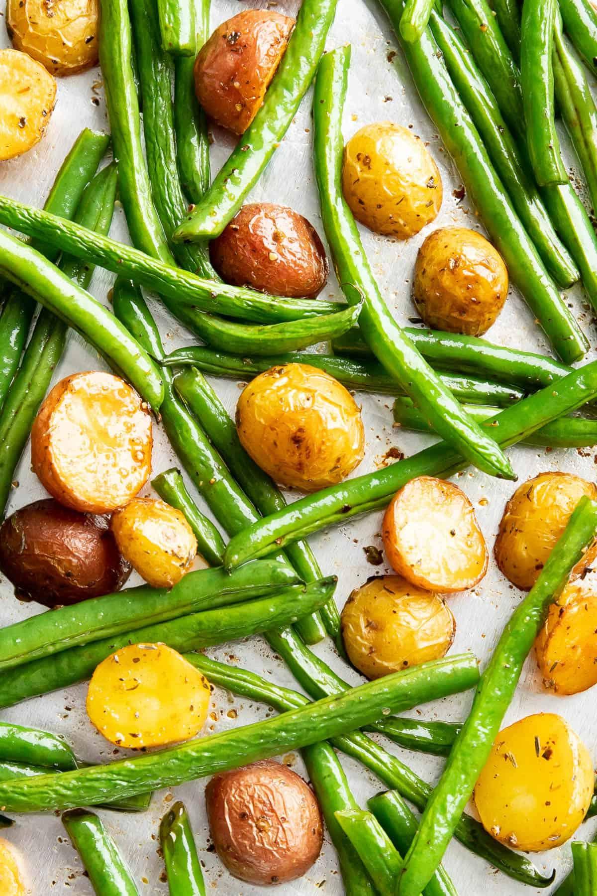 Geröstete Grüne Bohnen und Kartoffeln 2 roasted green beans and potatoes on foil lined tray