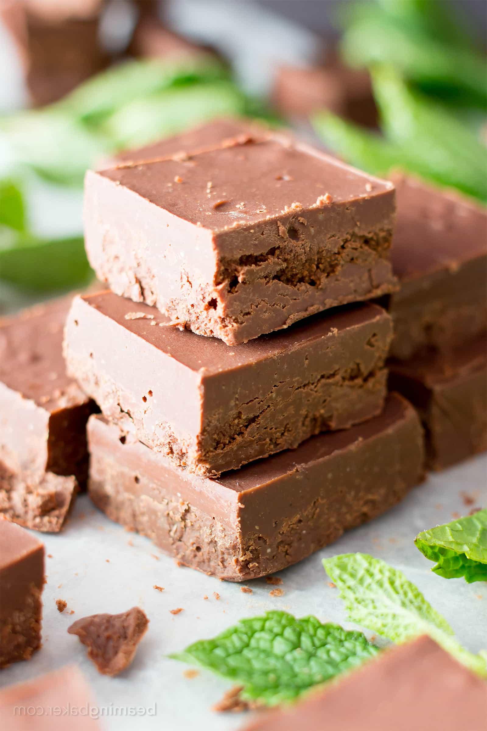 Blitzschneller Pfefferminz Fudge (Vegan, Glutenfrei): Ein 3-Zutaten-Rezept für cremige, dicke, köstliche Schokoladen-Fudge-Quadrate aus gesunden Zutaten! #Paleo #Vegan #GlutenFrei #MilchFrei #GesundeWeihnachtsdesserts | Rezept auf BeamingBaker.com