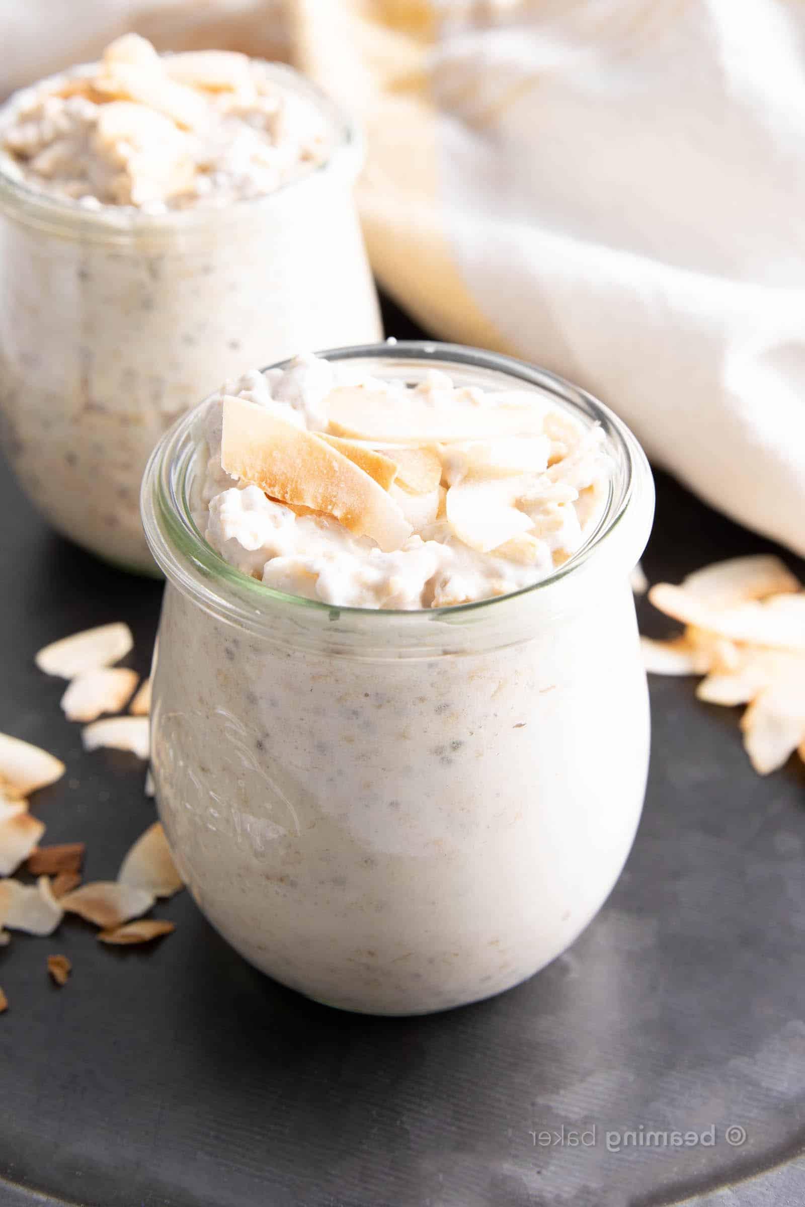 Vanille-Kokos-Overnight-Oats 2 Nahaufnahme von zwei Gläsern Vanille-Kokos Overnight Oats