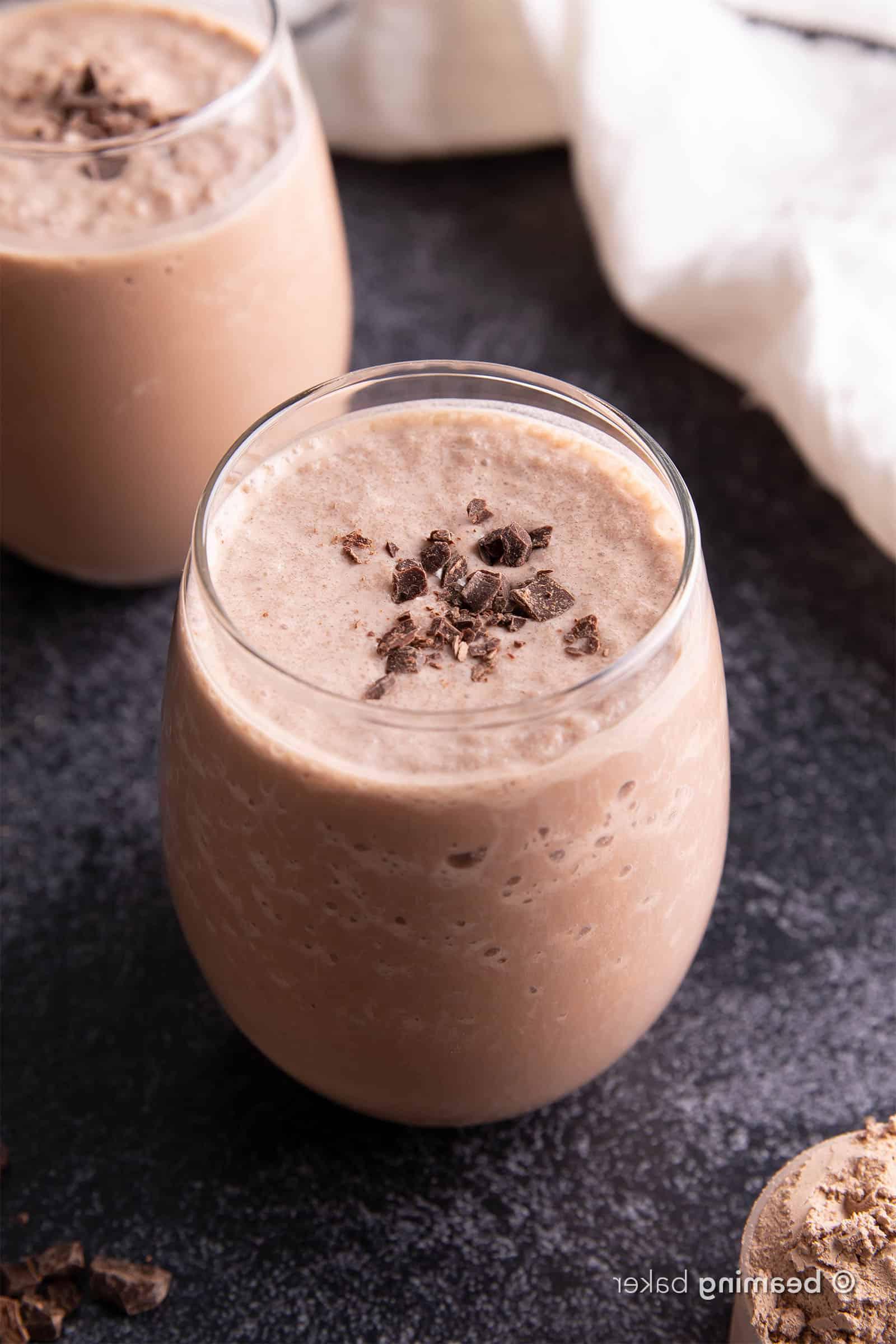 3-Zutaten-Schoko-Vegan-Protein-Shake-Rezept 2 Einfacher veganer Schoko-Proteinshake: Nur 3 Zutaten für 22g Protein. Gesund, lecker, glutenfrei & milchfrei.