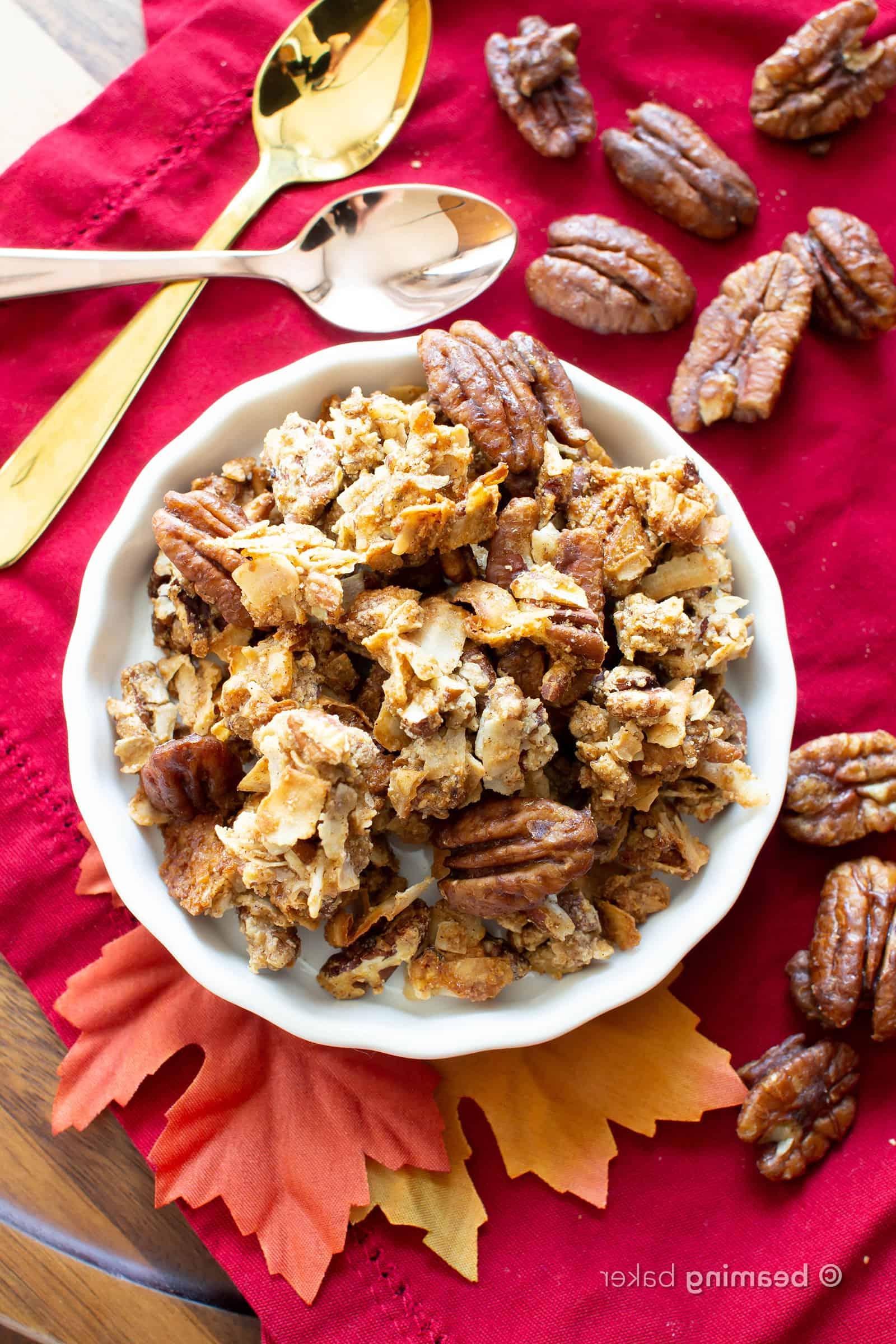 Hausgemachtes Ahorn-Pekannuss Granola (GF, V): das beste Paleo Granola Rezept für den Herbst! Knusprige, knackige Stückchen und Ahorn-Pekannuss-Kuchen-Aromen – Vegan, Glutenfrei, Gesund! #Paleo #Granola #Vegan #GlutenFree | Rezept auf BeamingBaker.com