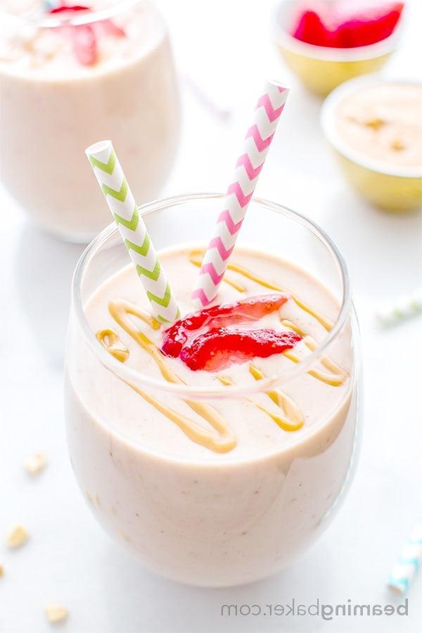 Proteinreicher Erdbeer-Erdnussbutter-Smoothie 2 Proteinreicher Erdbeer-Erdnussbutter-Smoothie: 19g Protein, 5 einfache Zutaten, schnelles Rezept für einen cremigen, gesunden und proteinreichen Smoothie. BEAMINGBAKER.COM #Proteinreich #Smoothies