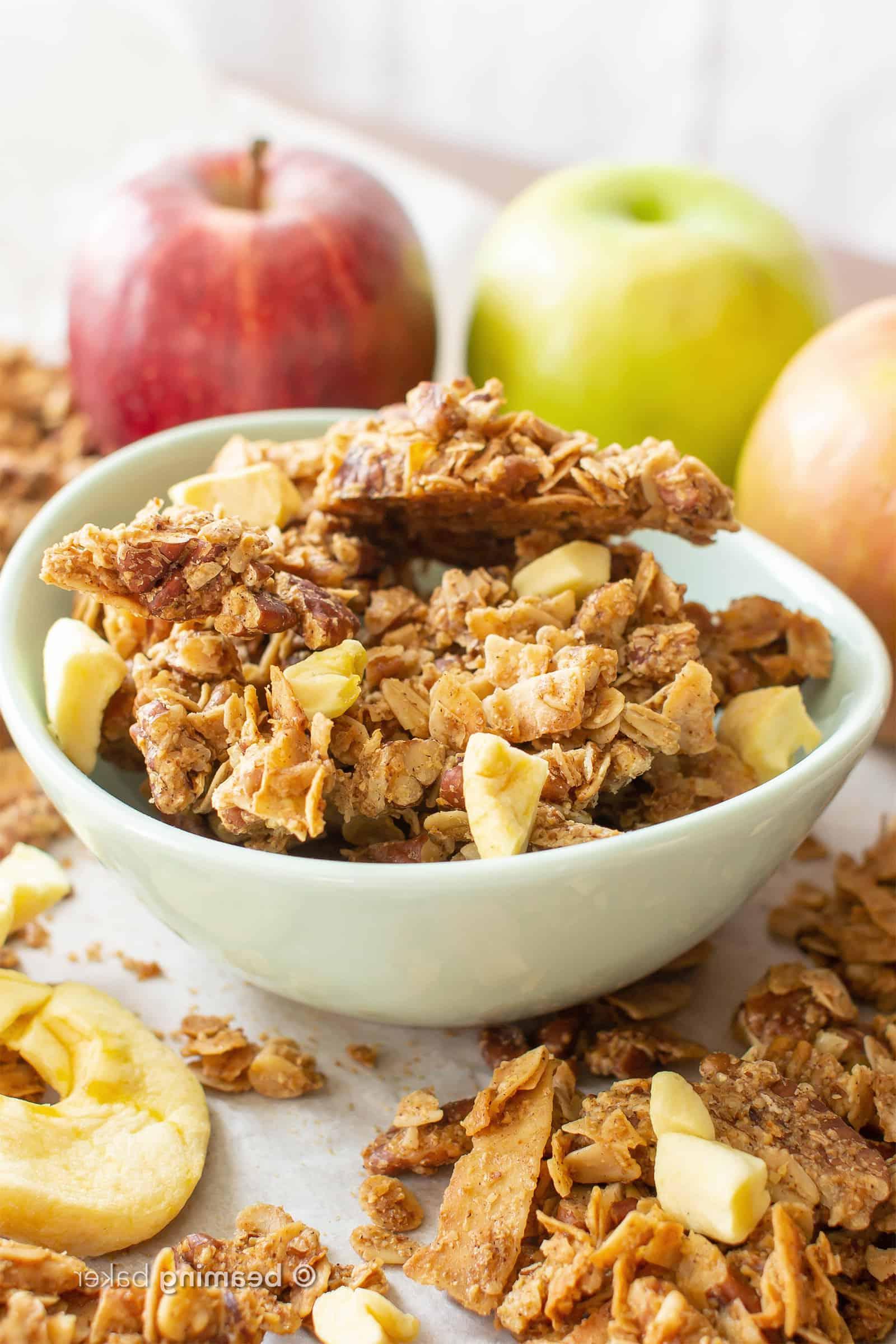 Apfel-Zimt-Granola: Dieses selbstgemachte glutenfreie Granola-Rezept ist schnell und einfach! Das beste glutenfreie Granola-Rezept – voller leckerer Zimt-Apfel-Granola-Cluster, vegan & glutenfrei!