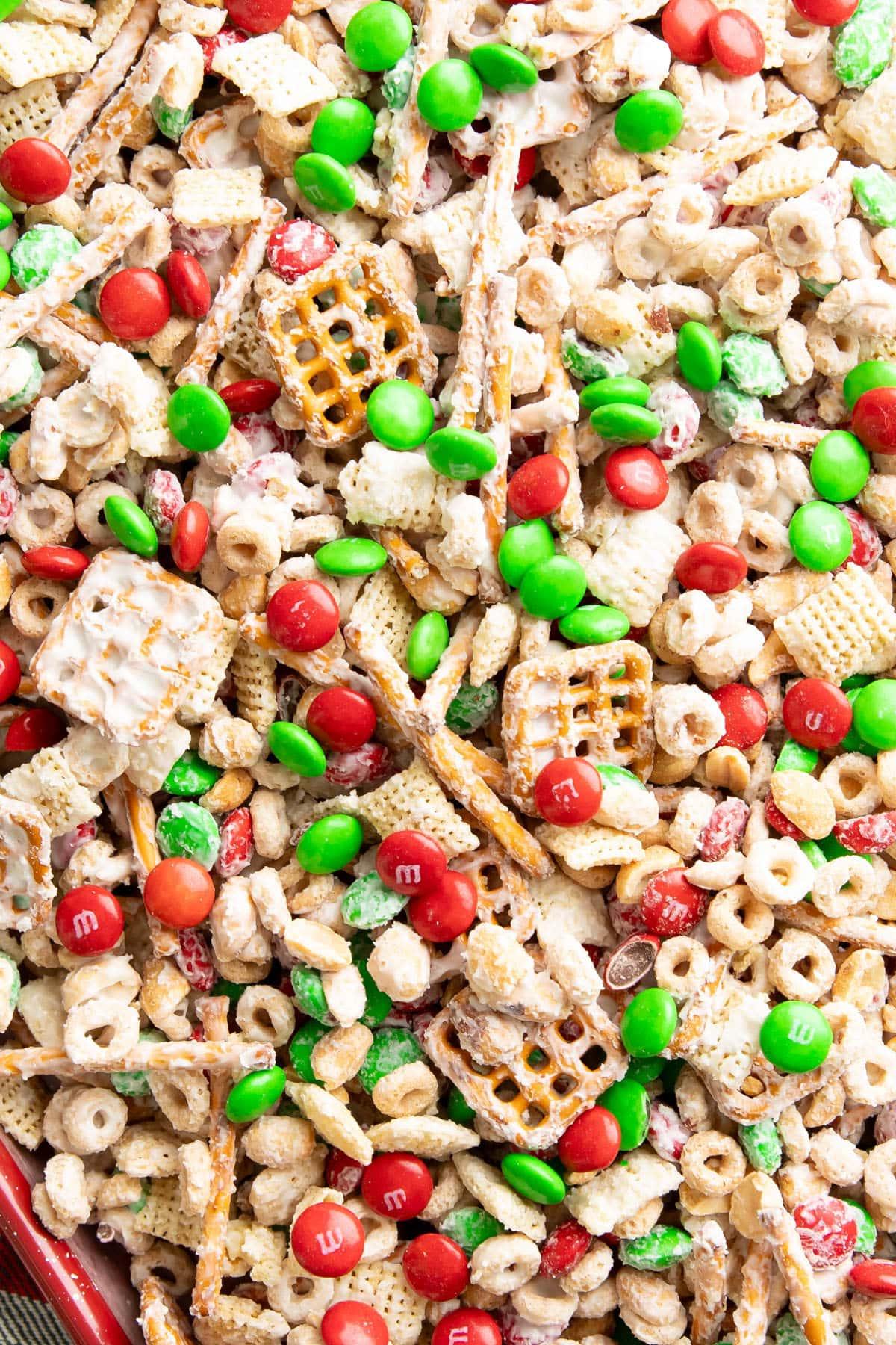 Weihnachts-Puppy Chow 2 Nahaufnahme von Weihnachtlichem Rentierfutter, um die Textur zu zeigen
