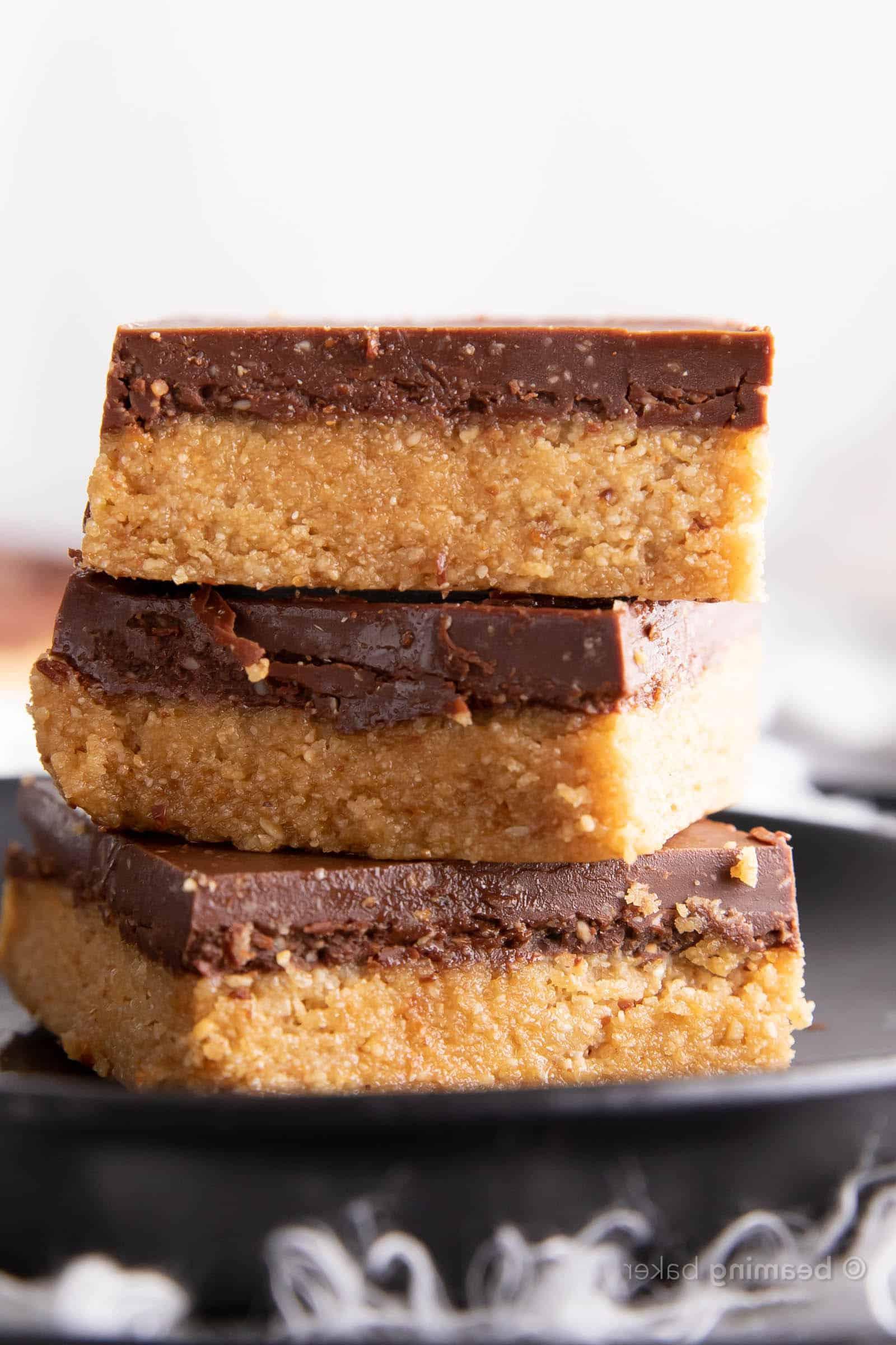 4-Zutaten-Nutella-Riegel ohne Backen 2 4-Zutaten Nutella Riegel ohne Backen: Dieses einfache Rezept für Nutella-Schokoriegel ergibt weiche, zähe Riegel mit einer dicken Schoko-Haselnuss-Oberfläche. Die besten Nutella-Riegel ohne Backen – Nutella in mundgerechter Riegelform! #Nutella #Schokolade #OhneBacken #Haselnuss