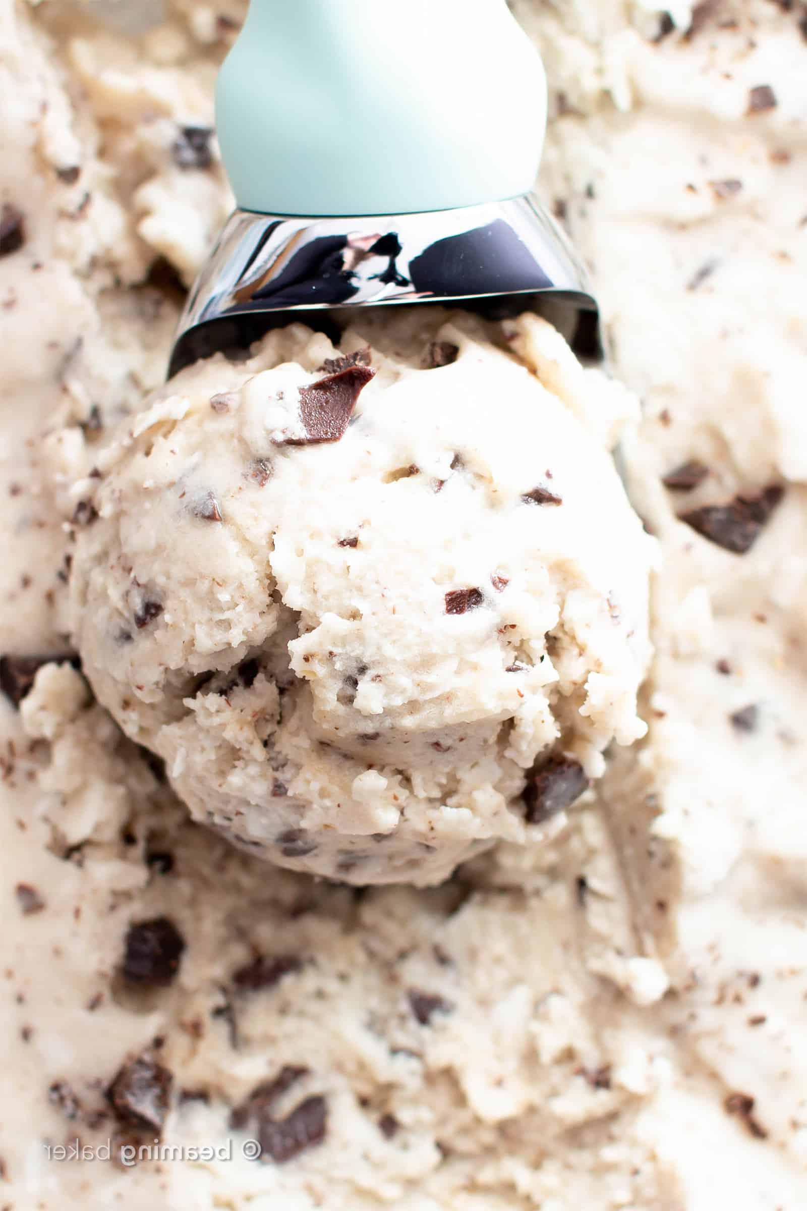 Veganes Kokos-Schokostückchen-Eis Rezept – Hausgemacht! 2 Kokos-Schoko-Veganes Eis Rezept: dieses köstliche vegane Eisrezept ist wunderbar reichhaltig und cremig! Das beste hausgemachte vegane Eis—vollgepackt mit Kokos & Schokochips, ohne Eismaschine. #Vegan #Eis #Kokosnuss #Schokochips #VeganesEis | Rezept auf BeamingBaker.com