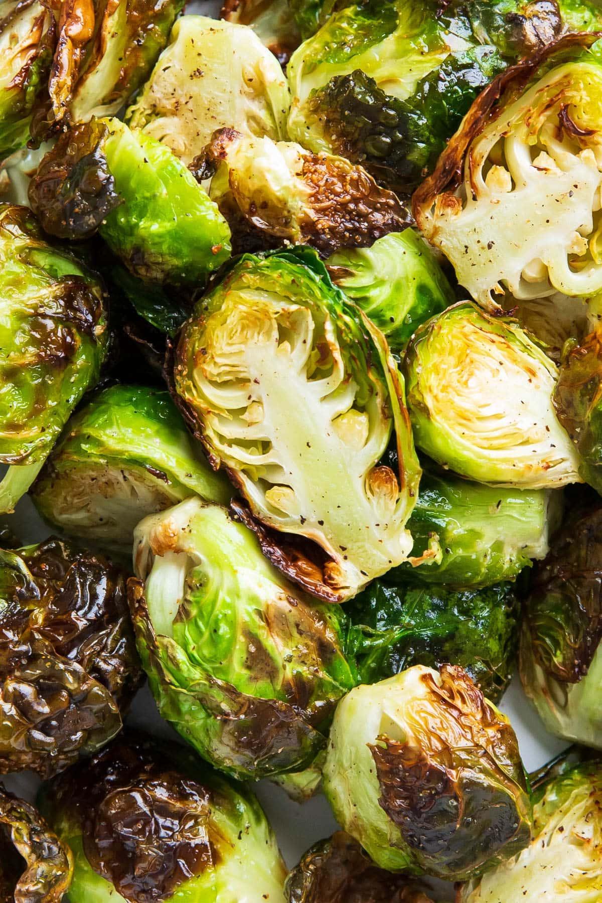 **Knuspriger Rosenkohl aus der Heißluftfritteuse Rezept** 2 Nahaufnahme von Rosenkohl aus der Heißluftfritteuse, der perfekt gar und knusprig aussieht