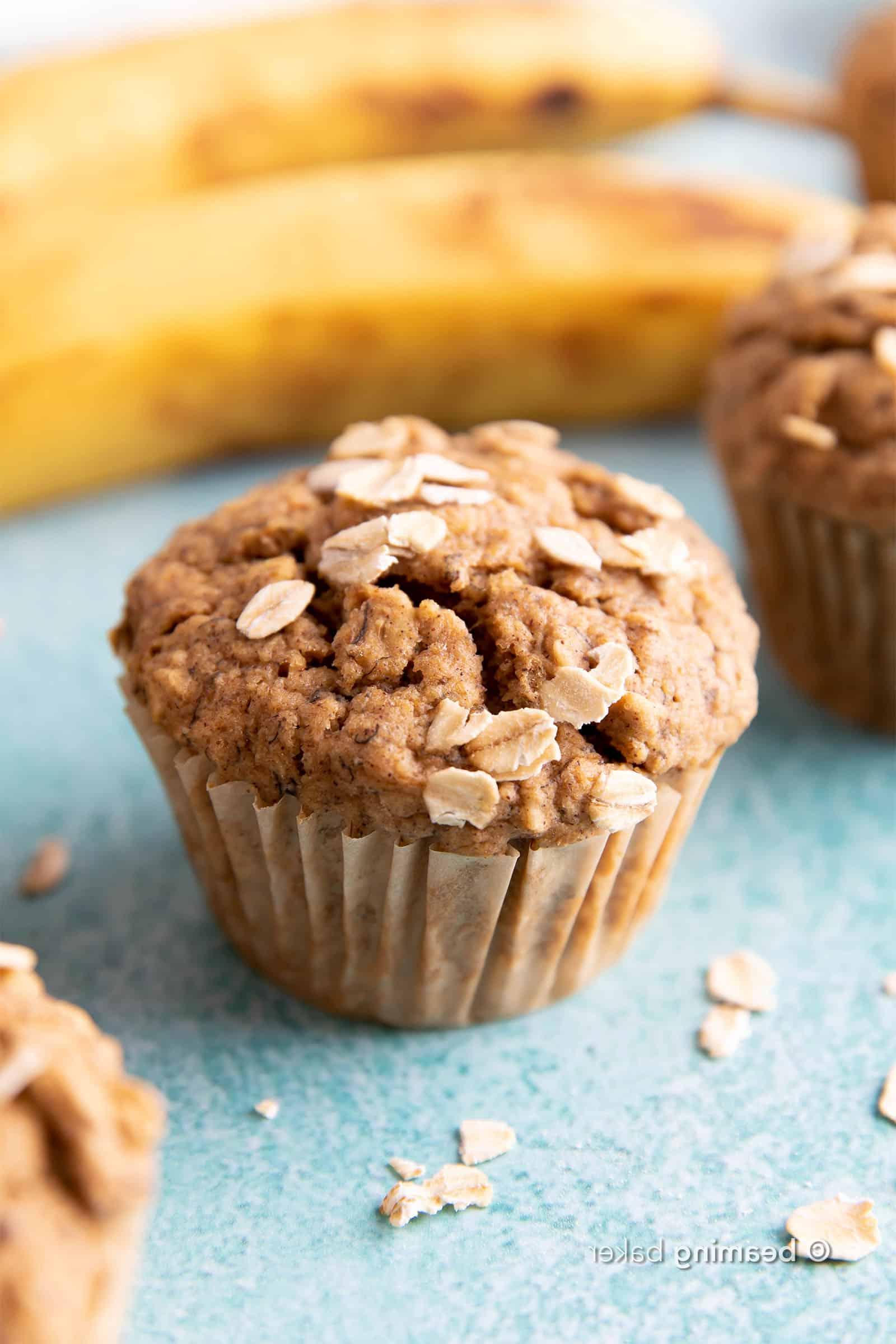 Glutenfreie Bananen-Hafer-Muffins (Vegan) 2 Saftige Vegane Glutenfreie Bananen-Hafer-Muffins: Ein einfaches Ein-Schüssel-Rezept für warme, feuchte und leicht süße Bananen-Hafer-Muffins aus einfachen Zutaten. #vegan #glutenfrei #frühstück #gesund | Rezept auf BeamingBaker.com