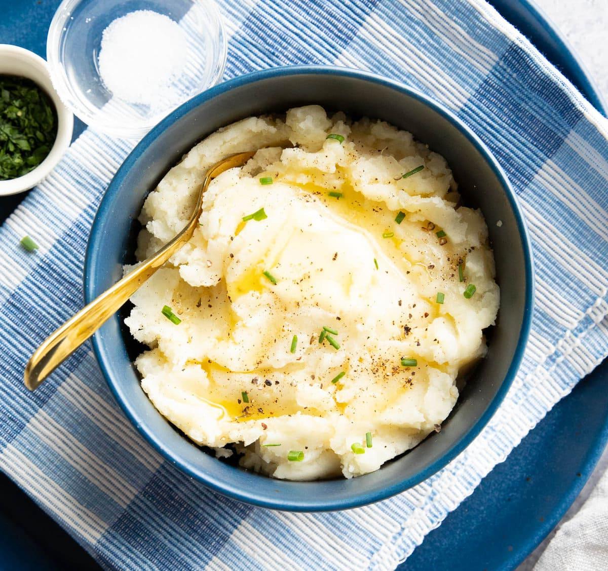 Veganes Kartoffelpüree (Milchfrei) 2 Veganes Kartoffelpüree in einer Schüssel, garniert mit veganer Butter und Schnittlauch