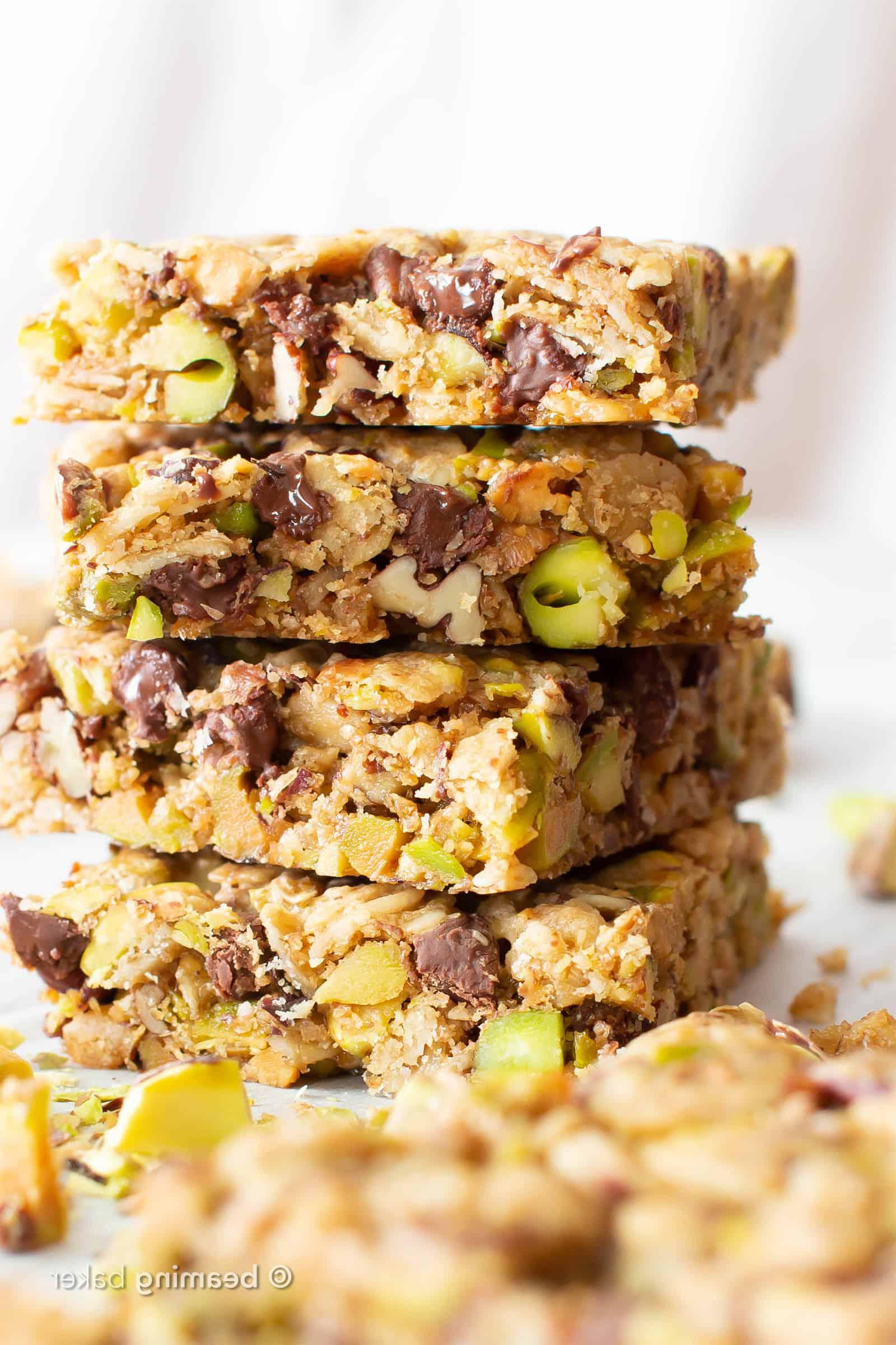 Gesunde Vegane Schoko-Pistazien-Riegel (Glutenfrei): weiche & chewy glutenfreie vegane Riegel mit Schokolade & Pistazien! Der perfekte nussige Snack – einfach zuzubereiten, simple Zutaten für die BESTEN veganen Riegel! Milchfrei, ohne raffinierten Zucker. #Snacks #Vegan #Glutenfrei #GesundeSnacks | Rezept auf BeamingBaker.com