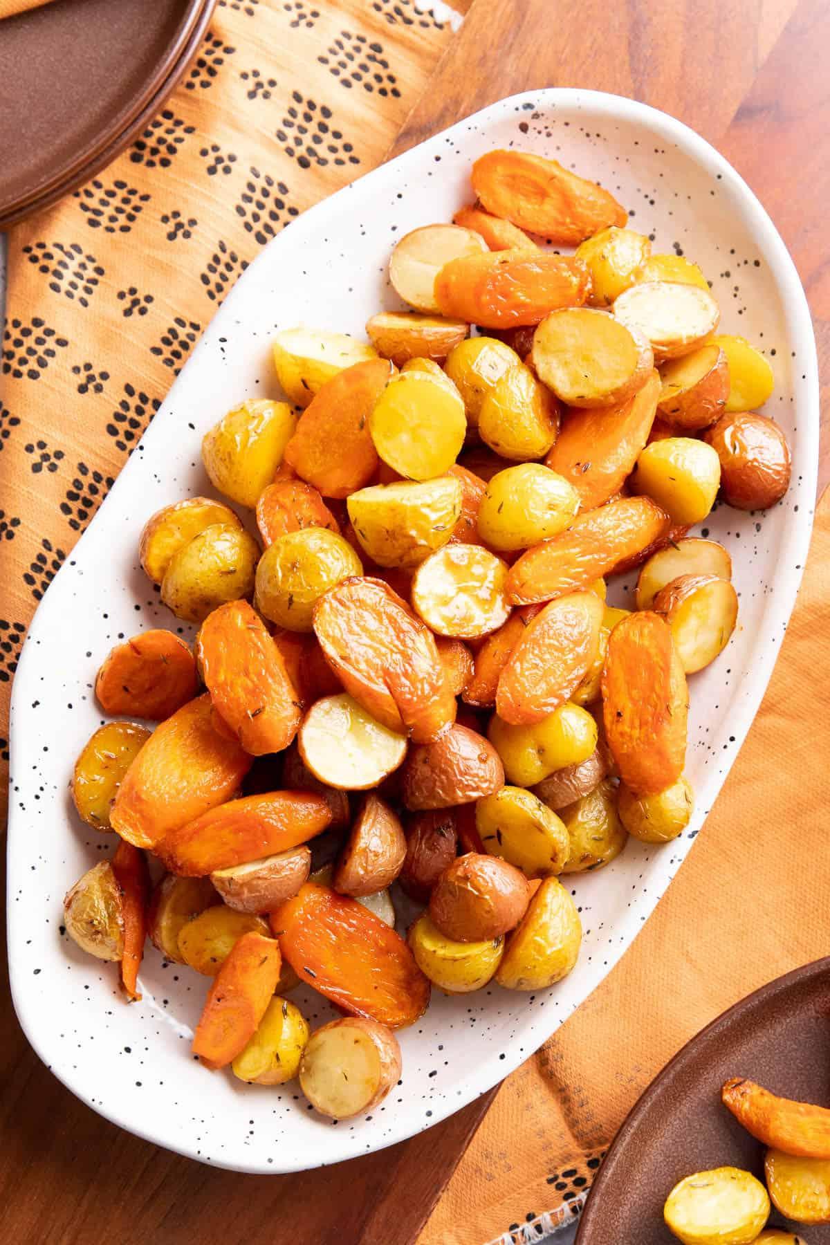 Ofenkartoffeln und Karotten 2 Teller mit gerösteten Kartoffeln und Karotten