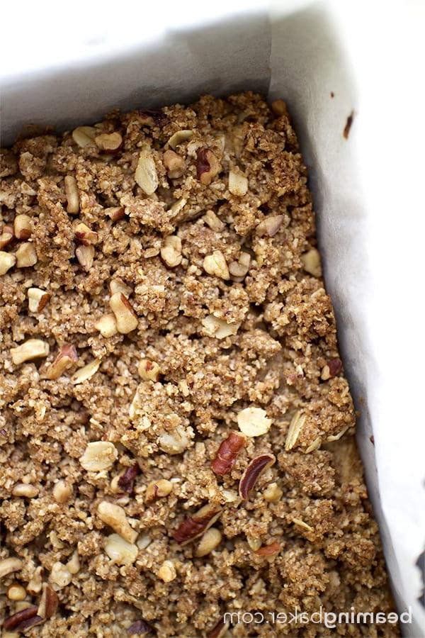 Saftige Bananenbrot-Riegel mit Streusel: Gemütliche, feuchte und wohltuende Bananen-Riegel, gekrönt mit einem süßen, knusprigen Hafer-Streusel. Hergestellt mit Hafermehl, Mandelmehl und Ahornsirup, sind diese Riegel der perfekte Start in den Morgen.